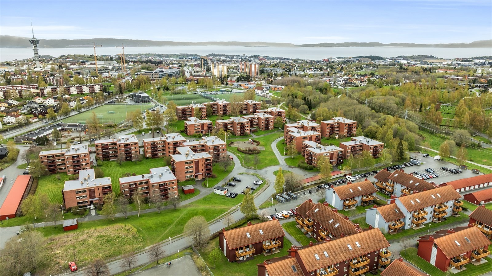 For ekstra oppbevaring har leiligheten to boder med et samlet areal på 11 m². Den ene boden har to stikkontakter, noe som gjør den velegnet for fryser, ekstra belysning eller annet elektrisk utstyr. Galleribilde