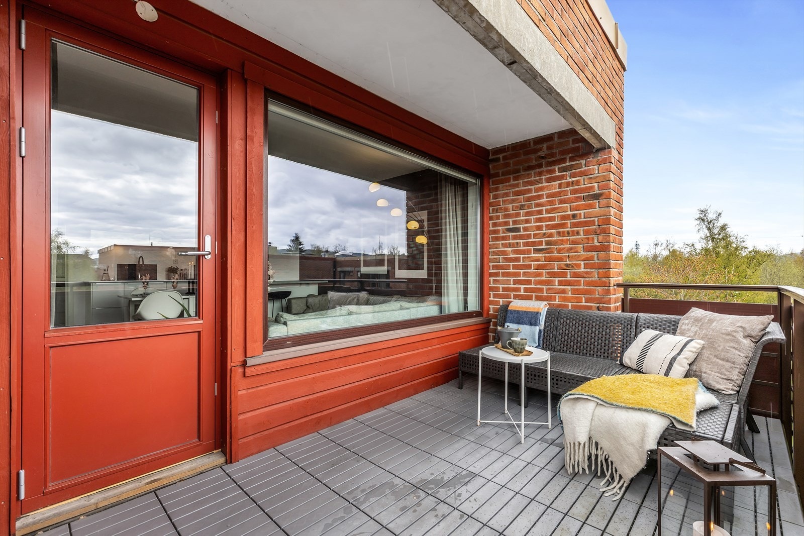 Fra boligens samlingspunkt har man direkte utgang til egen overbygd balkong mot sør på 9 m². Her er det gode solforhold fra morgen til ettermiddag, med god plass til en koselig sittegruppe, tilhørende møblement og grillhjørne. Galleribilde