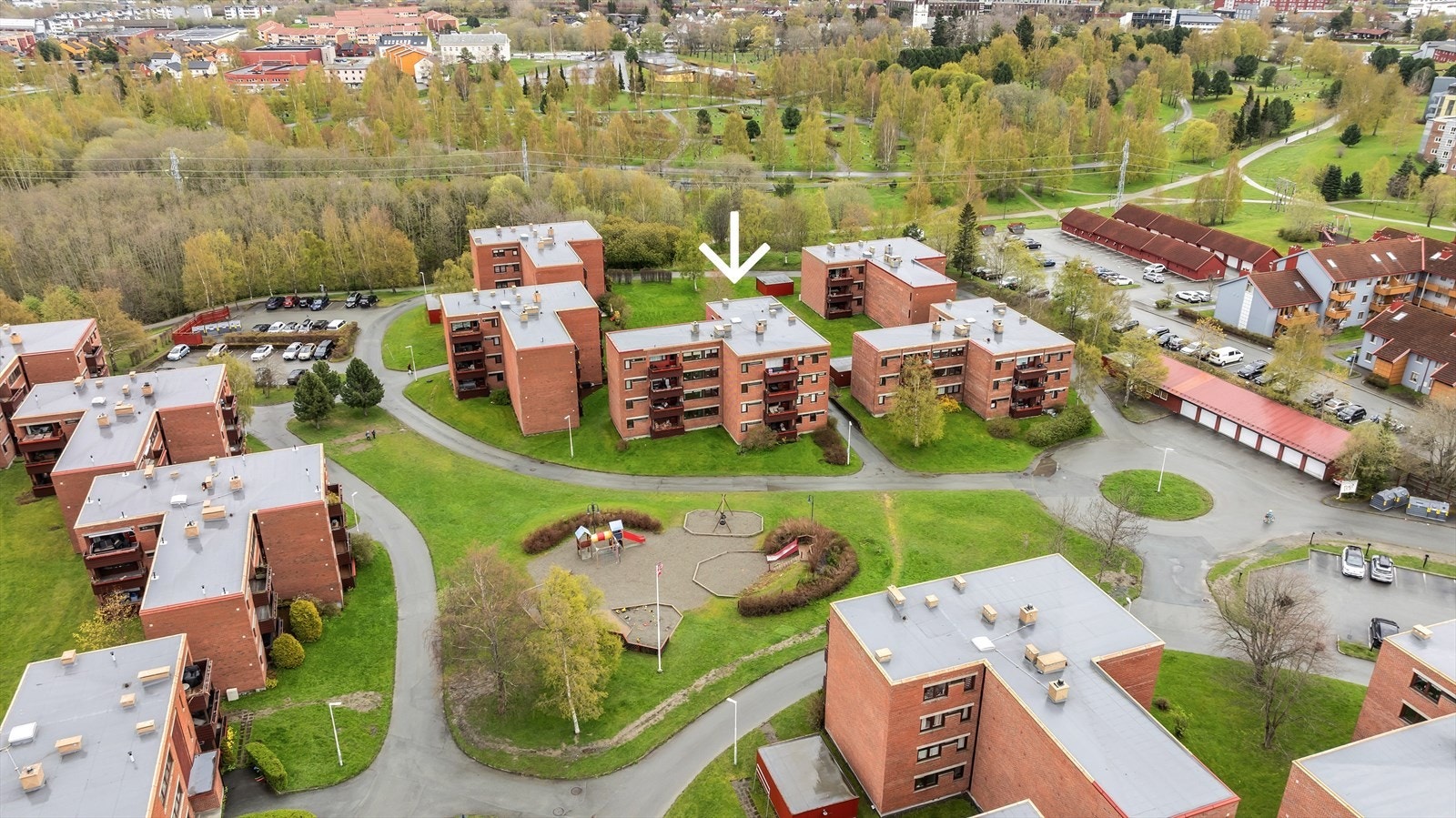 Her vil du bo i et velstelt og ryddig borettslag som omkranses av tre frodige felleshager som kan benyttes av store og små. Det er videre direkte forbindelse til et nettverk av turstier og grønne omgivelser fra borettslagets tomt. Galleribilde