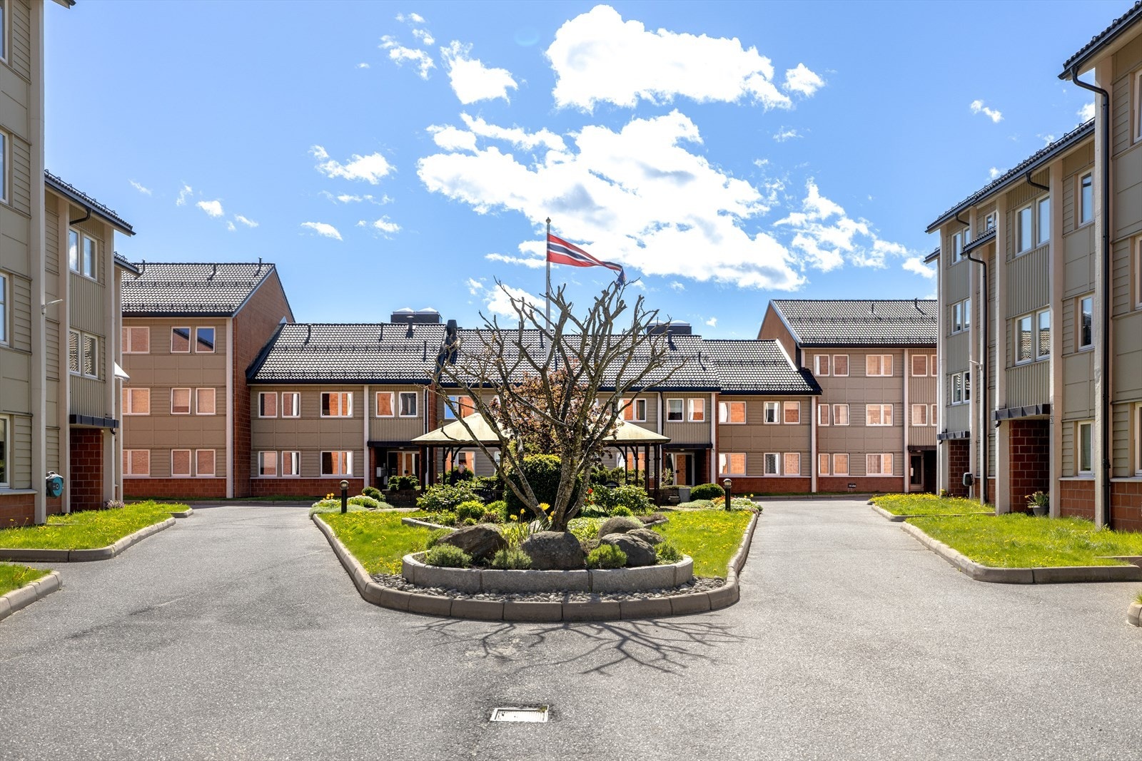 Velholdt borettslag med oversiktlig gatetun, grønne fellesarealer og egen parkeringsplass i lukket garasjeanlegg - sentralt beliggende på St. Hansfjellet. Galleribilde