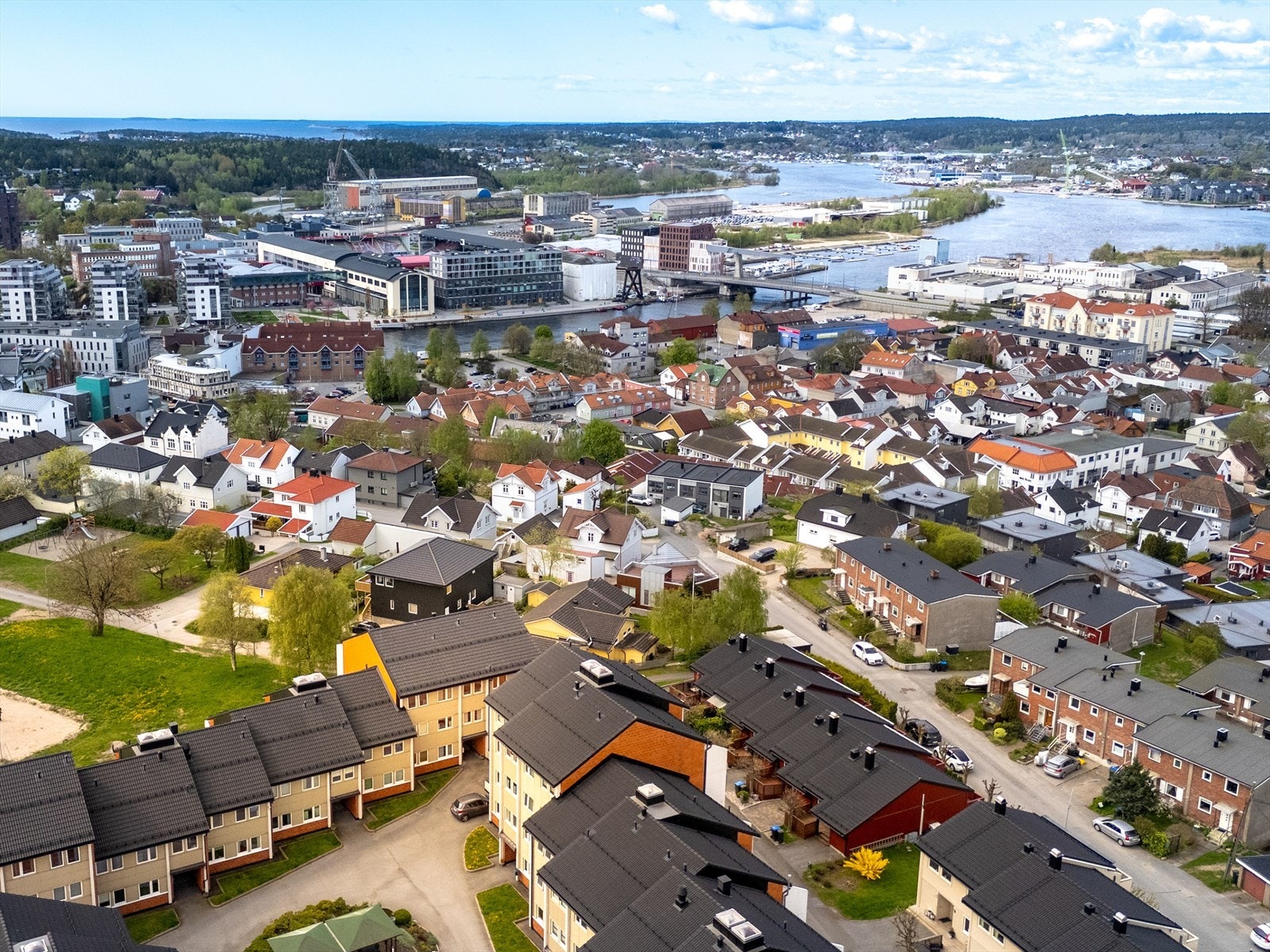 Sentralt, men rolig beliggenhet på St. Hansfjellet - kun ca. 10 minutters gange til Fredrikstad sentrum, togstasjon og øvrige tilbud. Galleribilde