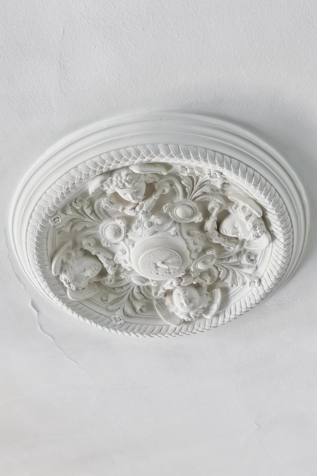 Klassisk leilighet med god takhøyde, stukkatur og rosett Galleribilde