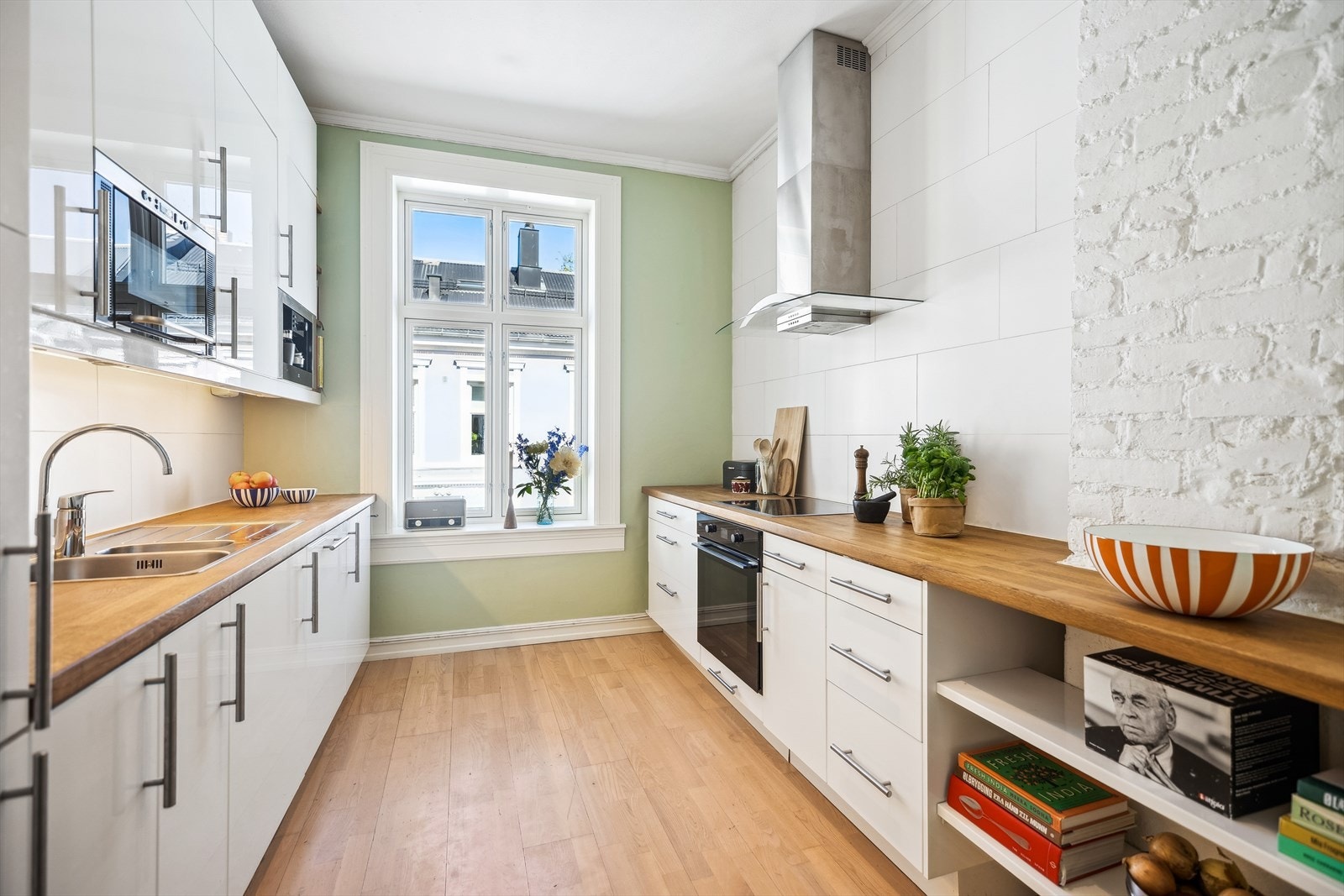 Separat kjøkken med god benkplass Galleribilde