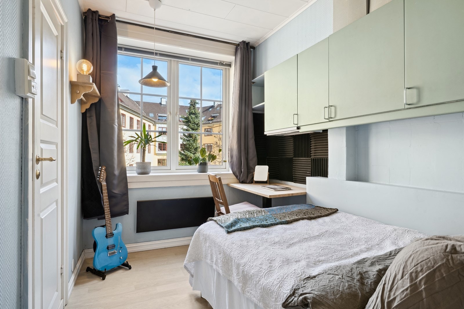 Hovedsoverommet er romslig og lyst, med stor vindusflate som slipper inn rikelig med naturlig lys. Rommet har god plass til en dobbeltseng med tilhørende nattbord. Det er oppbevaringsmuligheter i medfølgende garderobeskap. Rommet vender inn mot bakgården. Galleribilde