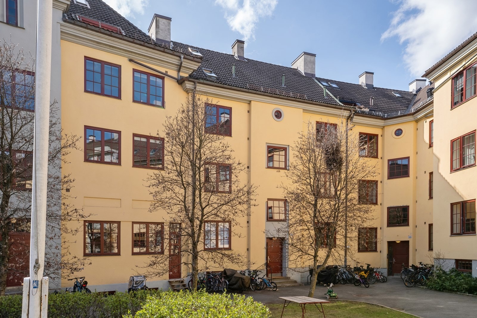Populær beliggenhet i flott og klassisk Torshovgård fra 1920-tallet med idyllisk bakgård. Bakgården er avgrenset og har flere sittegrupper, grill og lekeapparater - et hyggelig oppholdssted på sommertid. Galleribilde