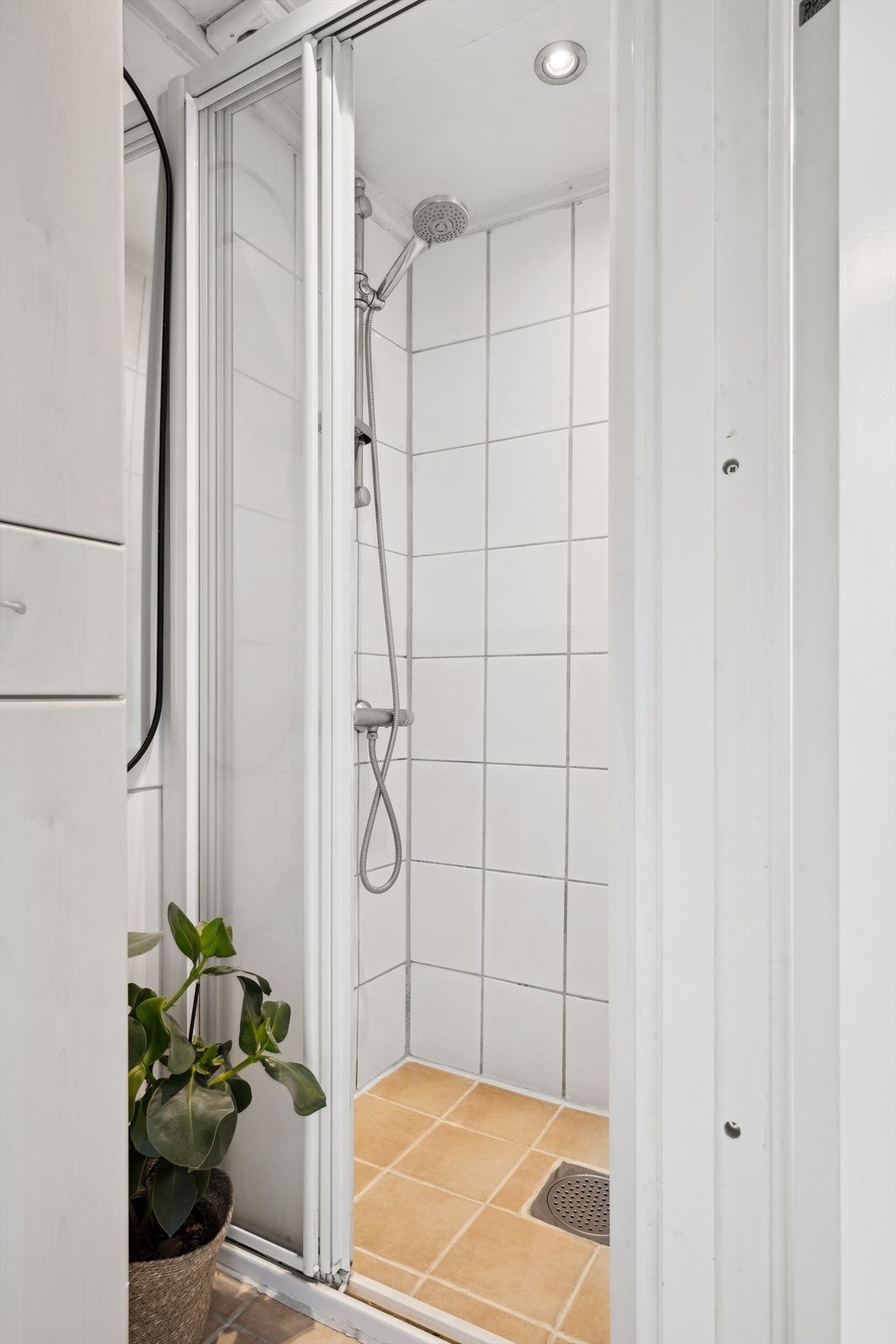 Badet ble oppgradert i 2005 og har fliser på både gulv og vegger, noe som gir et pent uttrykk. Den nedsenkede himlingen med integrerte downlights skaper en god belysning, og gulv med gulvvarme. Mekanisk avtrekk er montert for effektiv ventilasjon. Galleribilde