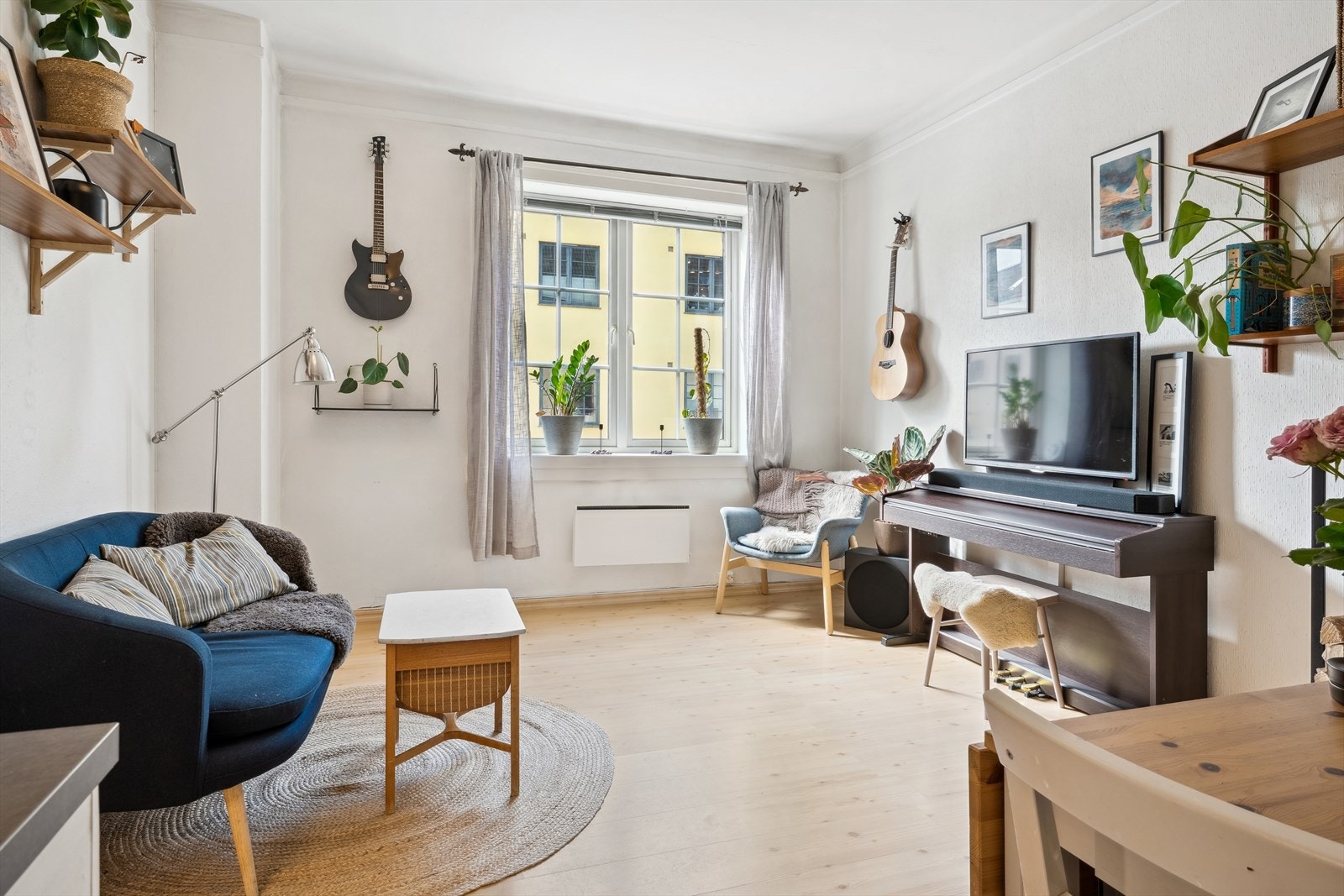 Velkommen til Brettevilles gate 18!
Lys og gjennomgående 3-roms med sentral og rolig beliggenhet. Leiligheten er sjarmerende og ligger i et trafikkstille område. Galleribilde