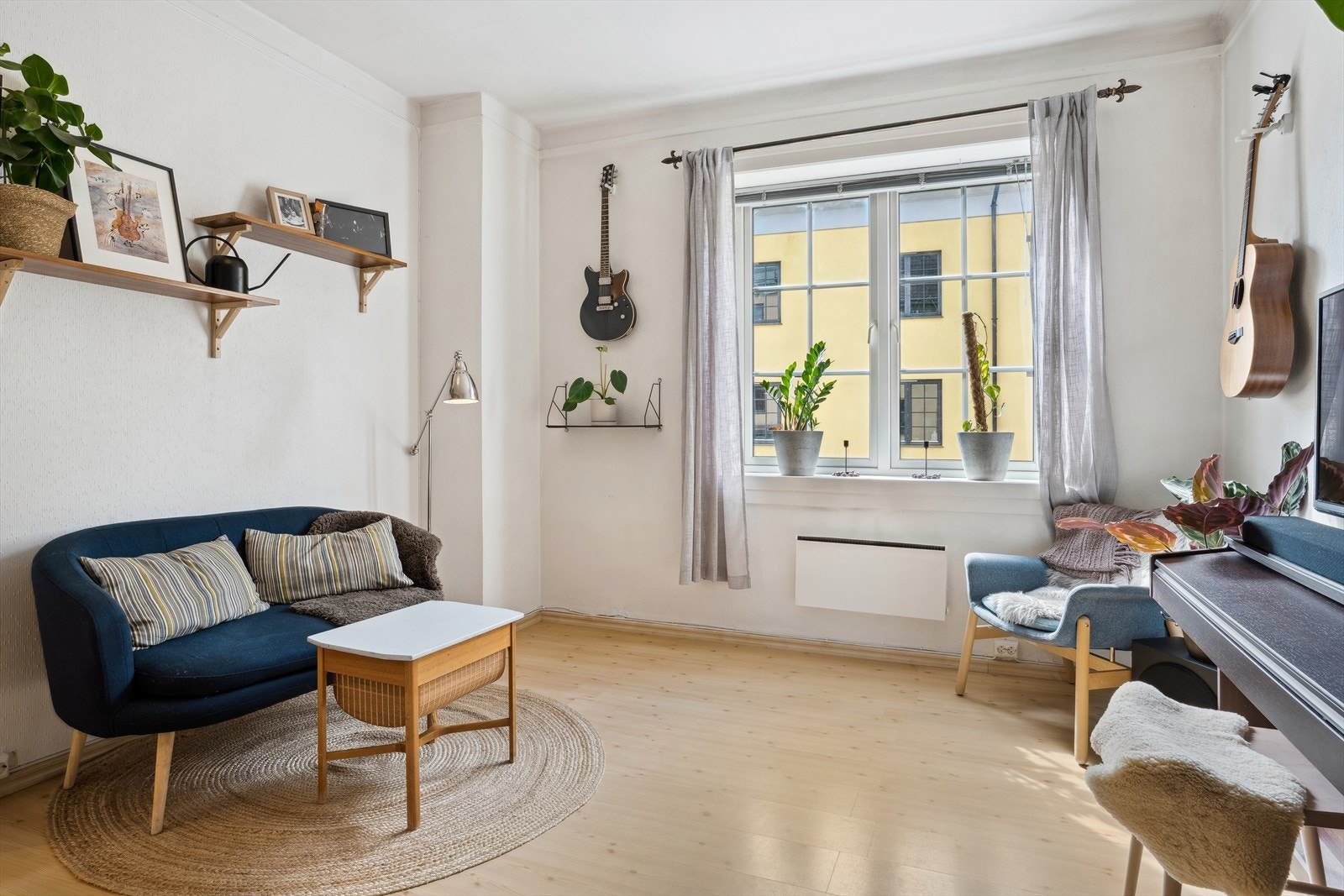 Stuen har en god størrelse og kan enkelt møbleres med både sittegruppe og spiseplass etter eget behov. Stuen har laminat på gulvet og malte flater. Galleribilde