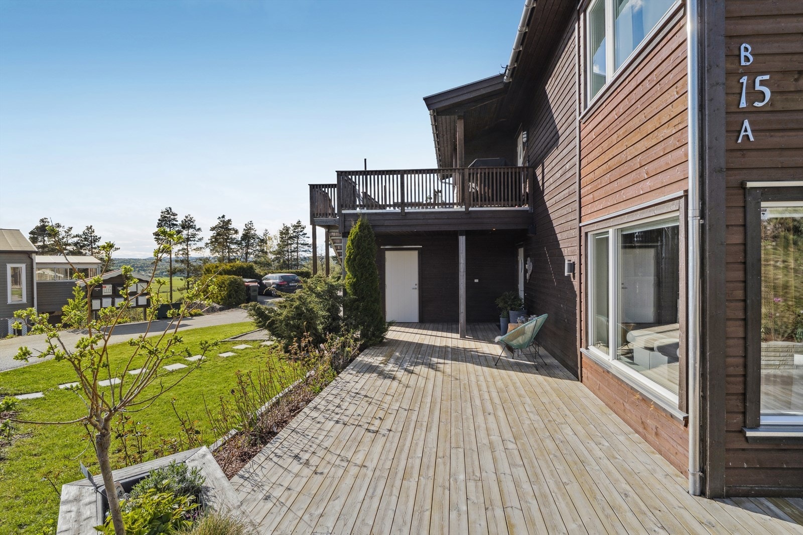 Dette er en halvpart av vertikaldelt tomannsbolig på ett plan med en praktisk, familievennlig planløsning. Galleribilde