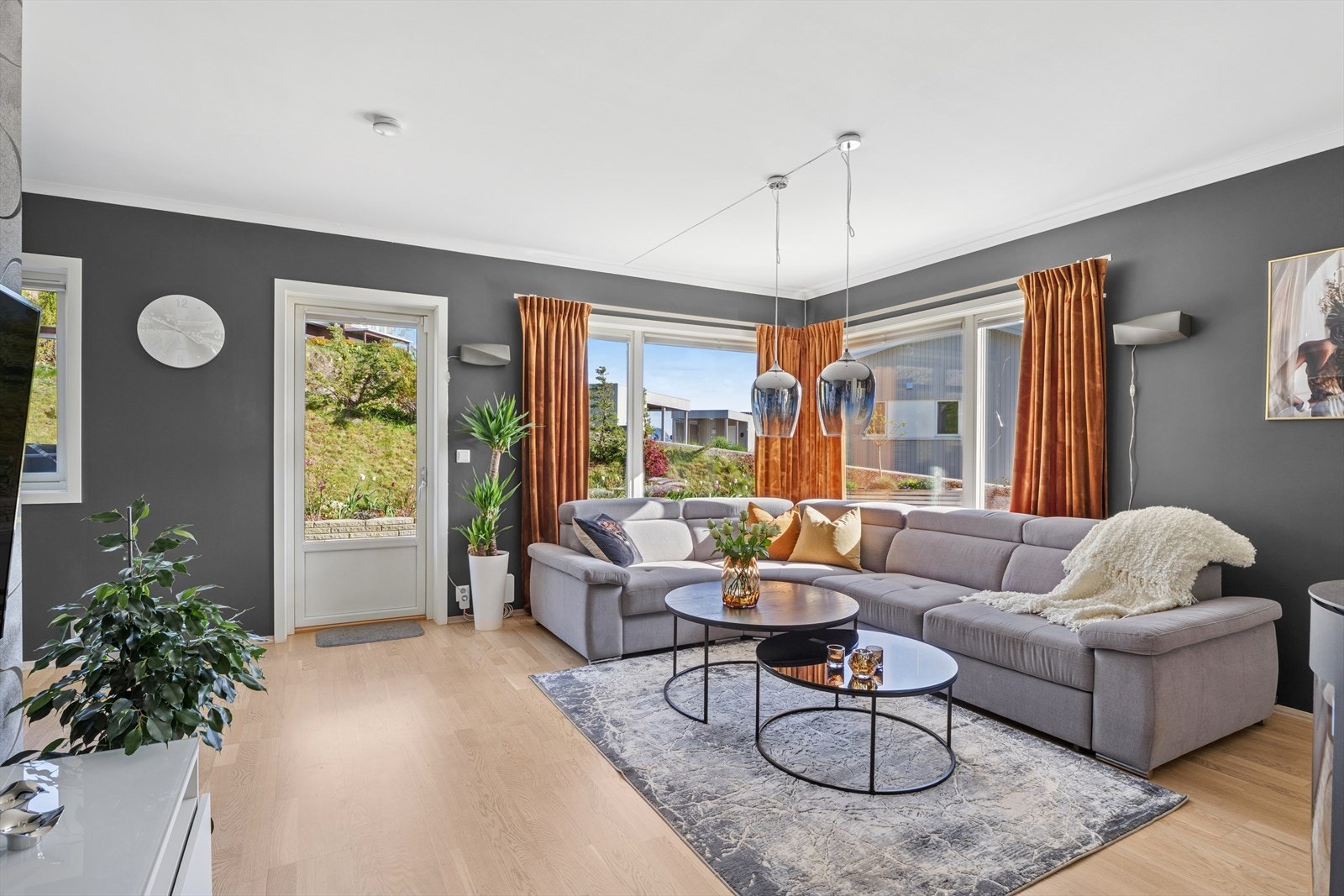 Generøse vindusflater gir godt med naturlig lys. Galleribilde