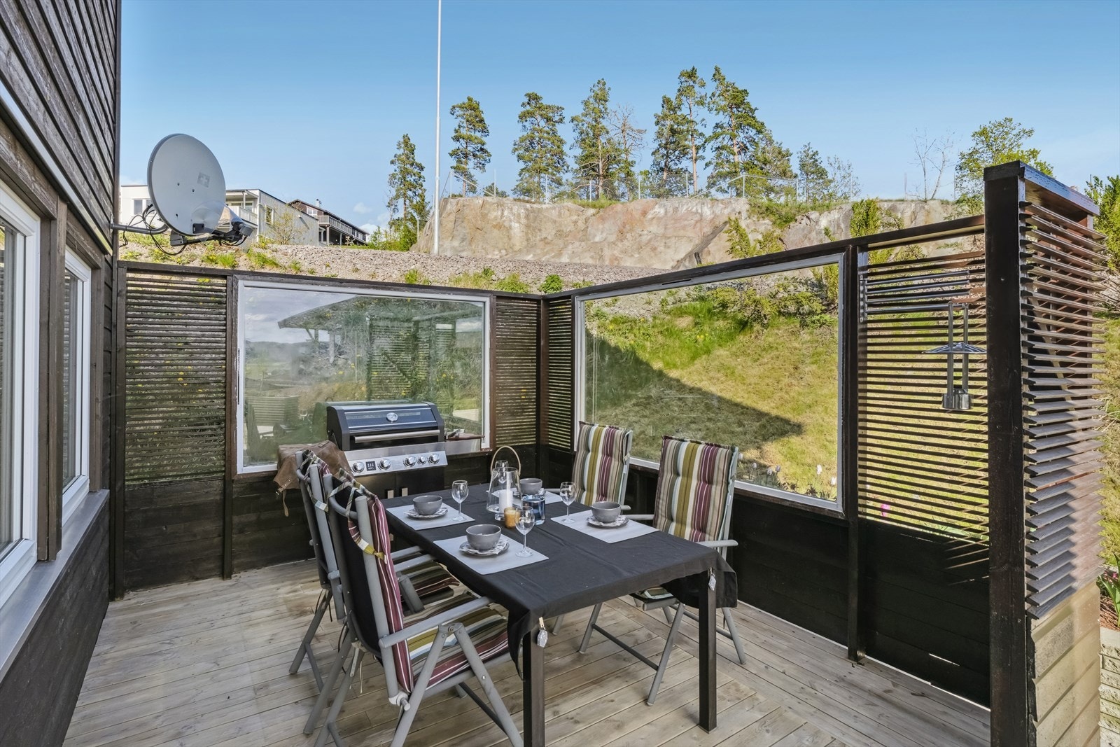 Boligen har attraktiv beliggenhet i barnevennlige omgivelser, med korte avstander til barnehage, lekeplasser, skoler, dagligvarebutikk, samt flotte tur- og rekreasjonsområder. Galleribilde