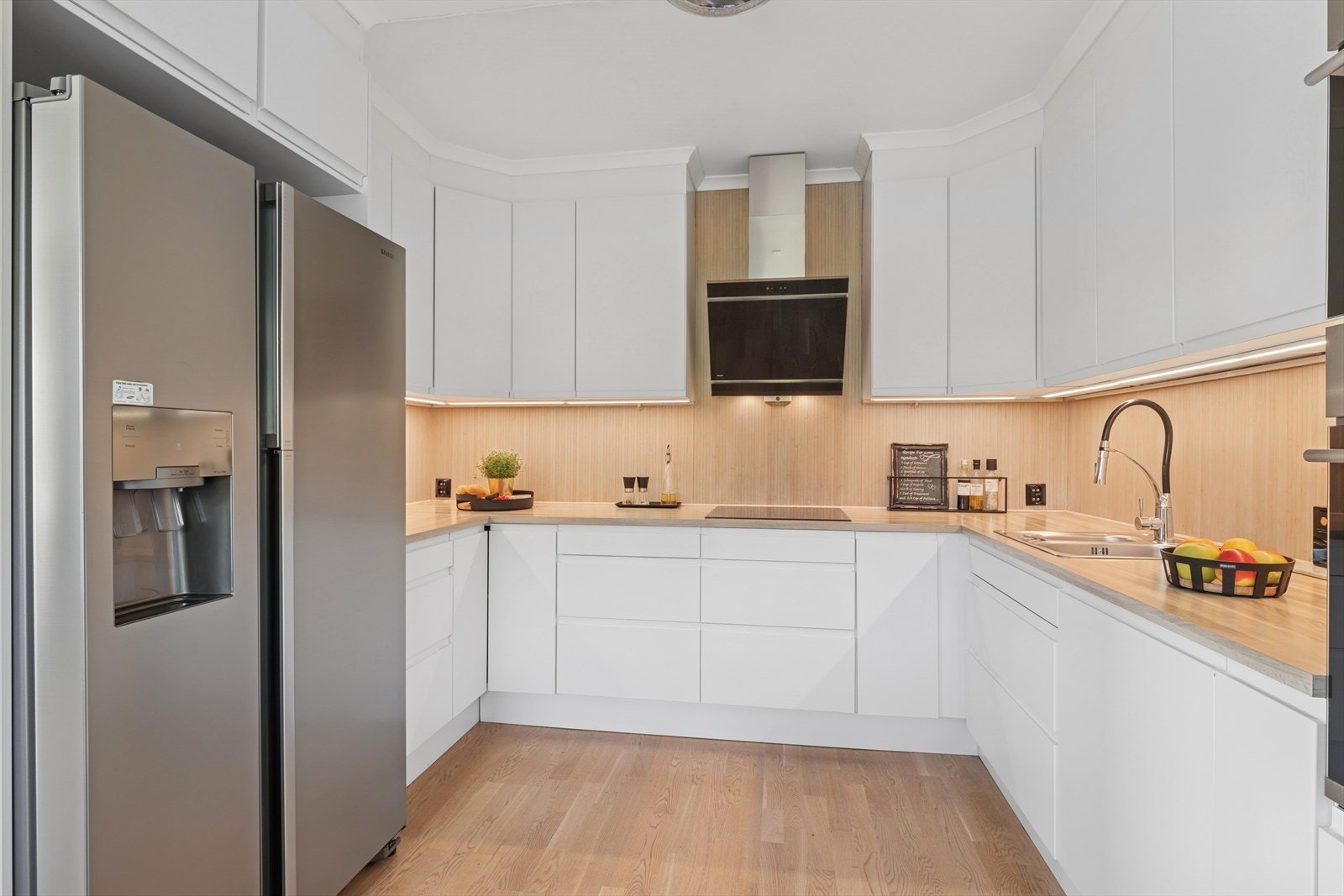 Innredning med folierte skrog og fronter og benkeplate med høytrykkslaminert overflate. Kum av stål. Galleribilde