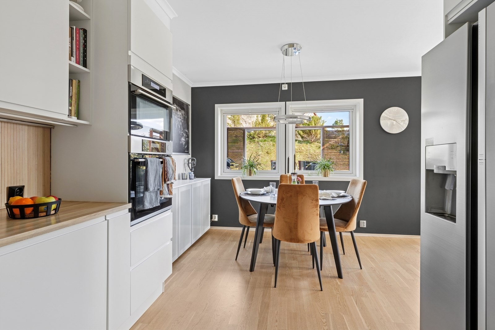 Integrerte hvitevarer som koketopp, stekeovn, mikroovn og oppvaskmaskin. Plass for kjøleskap. Det er lagt opp vann til kjøleskapet. Galleribilde