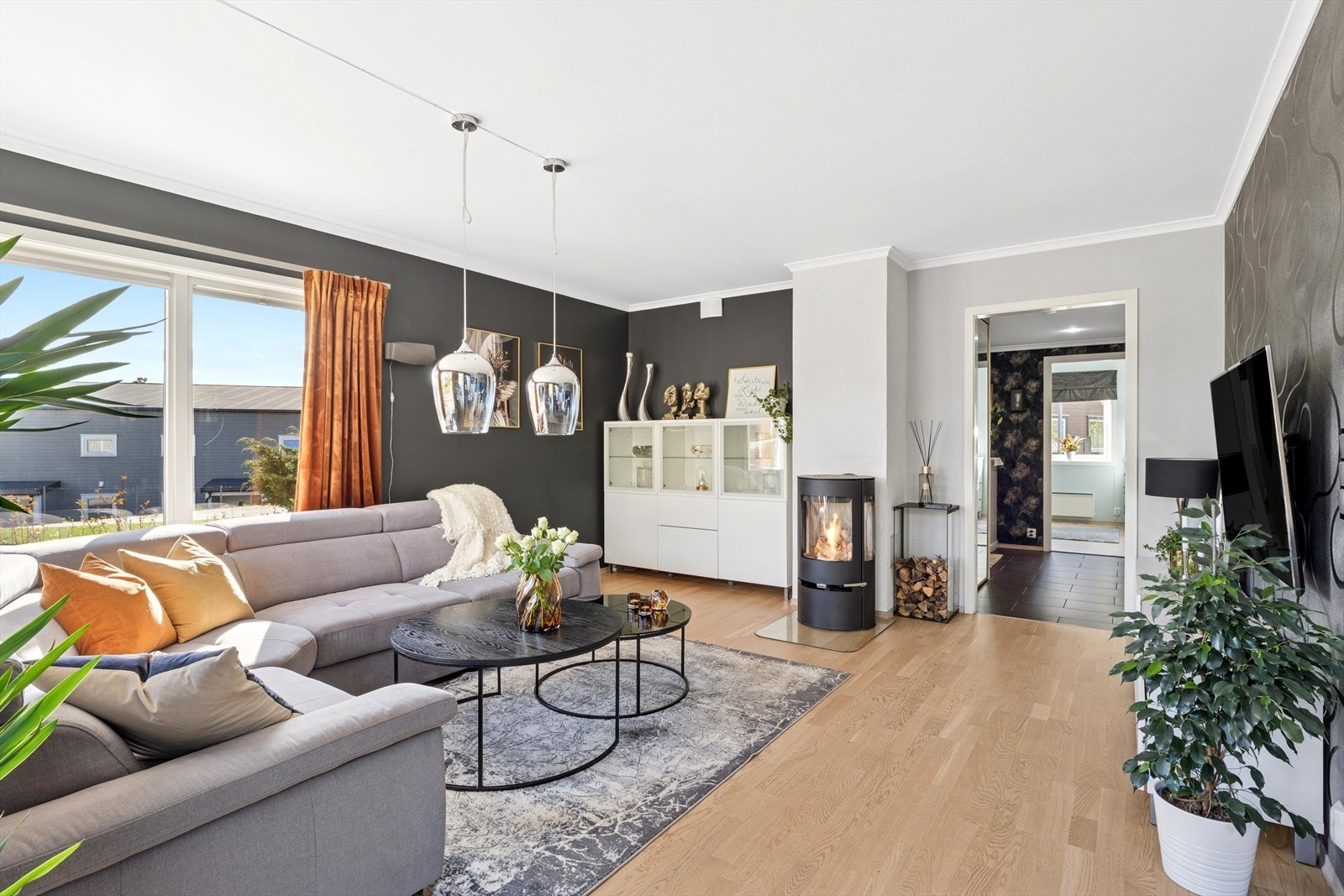 Rommet har flere innredningsmuligheter og god plass til både sofa og spisegruppe. Galleribilde