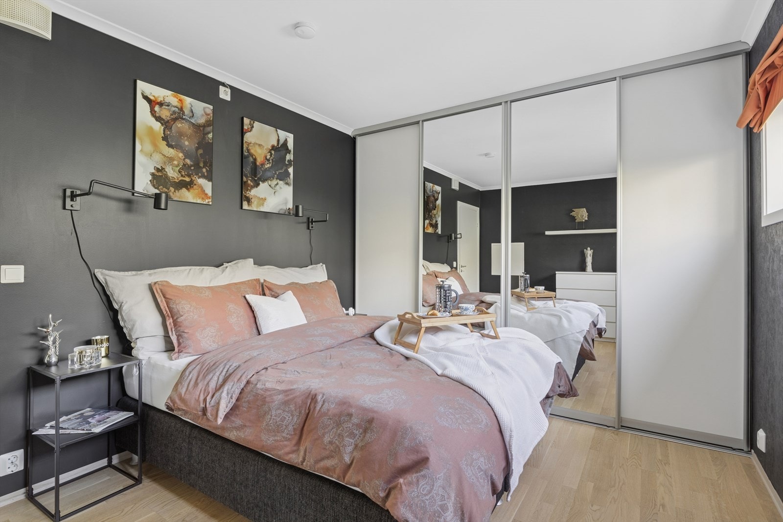 Leiligheten tre soverom av god størrelse. Samtlige soverom har plass til seng og garderobeskap. Galleribilde