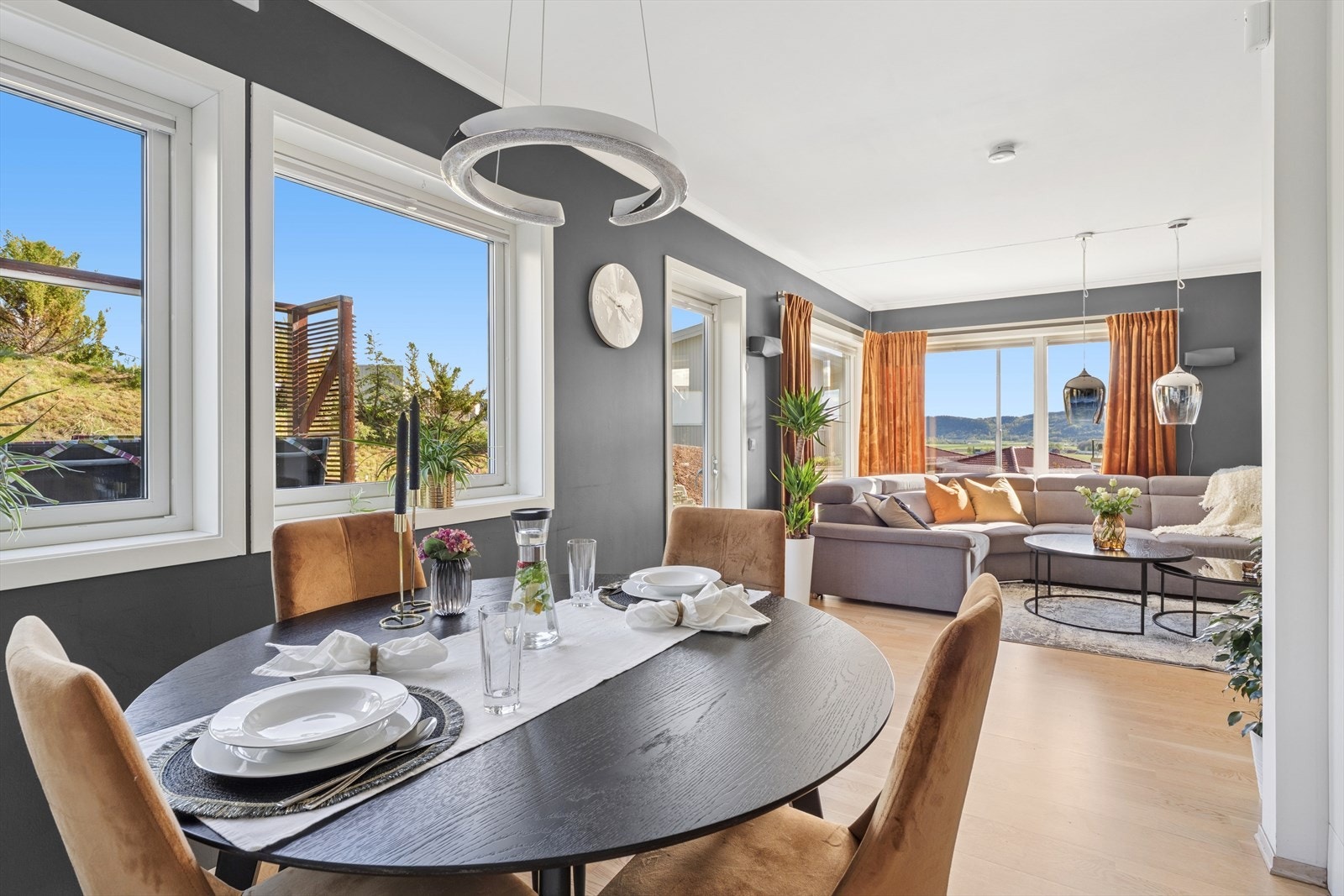 Fra stuen er det utgang til solrik terrasse med lun, skjermet uteplass. Galleribilde