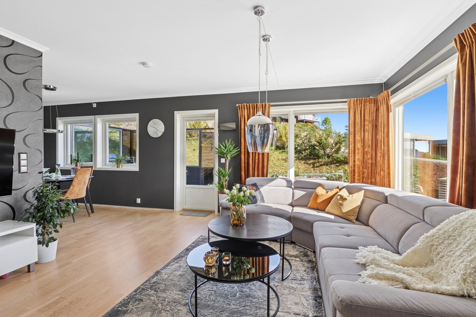 Boligen inneholder bl.a 3 gode soverom, flislagt bad, stue- og kjøkken i åpen løsning med integrerte hvitevarer. Galleribilde