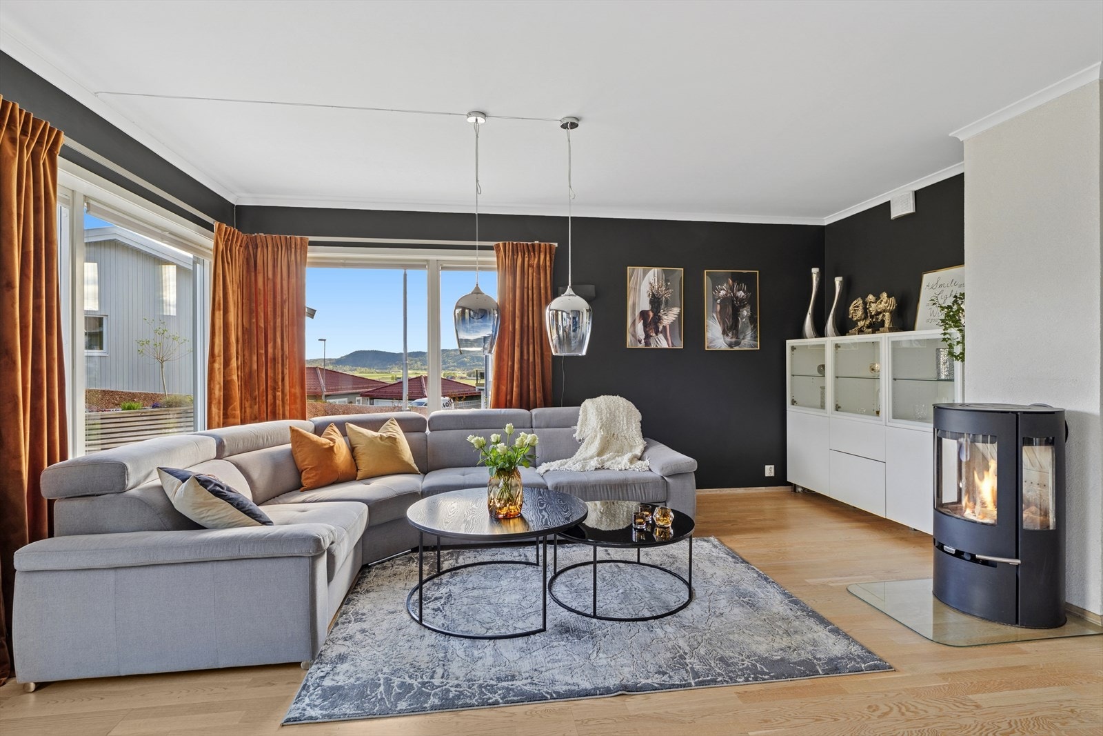 Rommet har flere innredningsmuligheter og god plass til både sofa og spisegruppe. Galleribilde