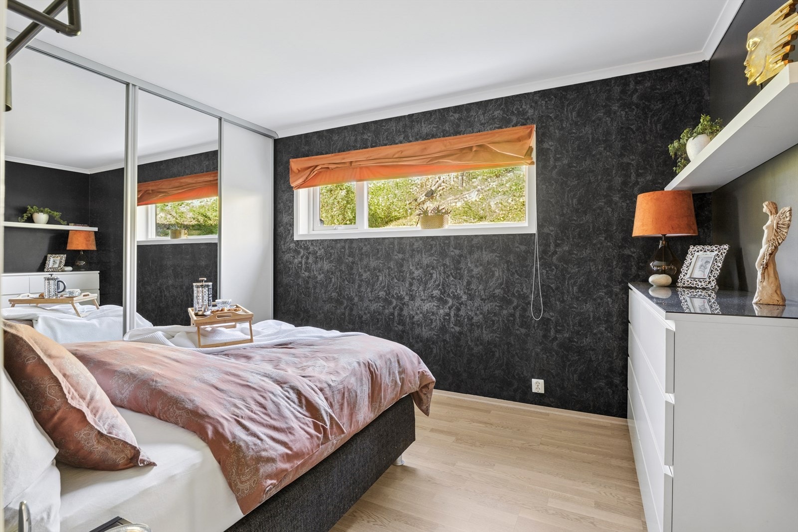 Medfølgende stor skyvedørsgarderobe. Galleribilde