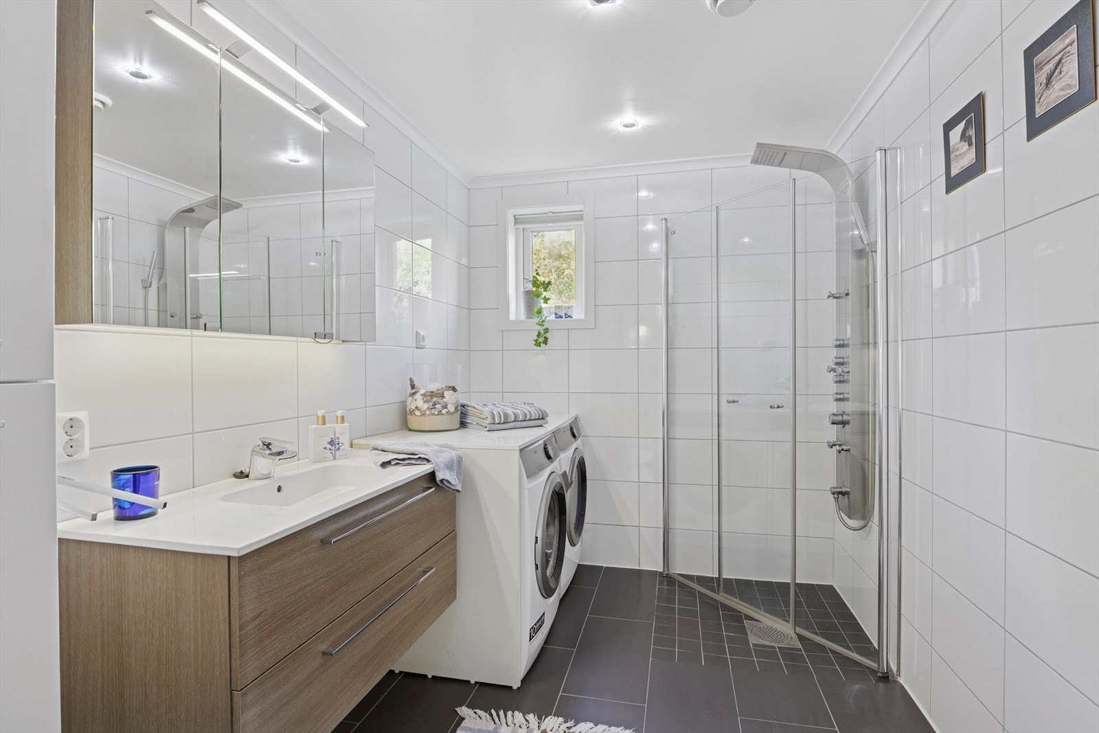 Badet har flislagt gulv med varmekabler og fliser på veggene. Galleribilde