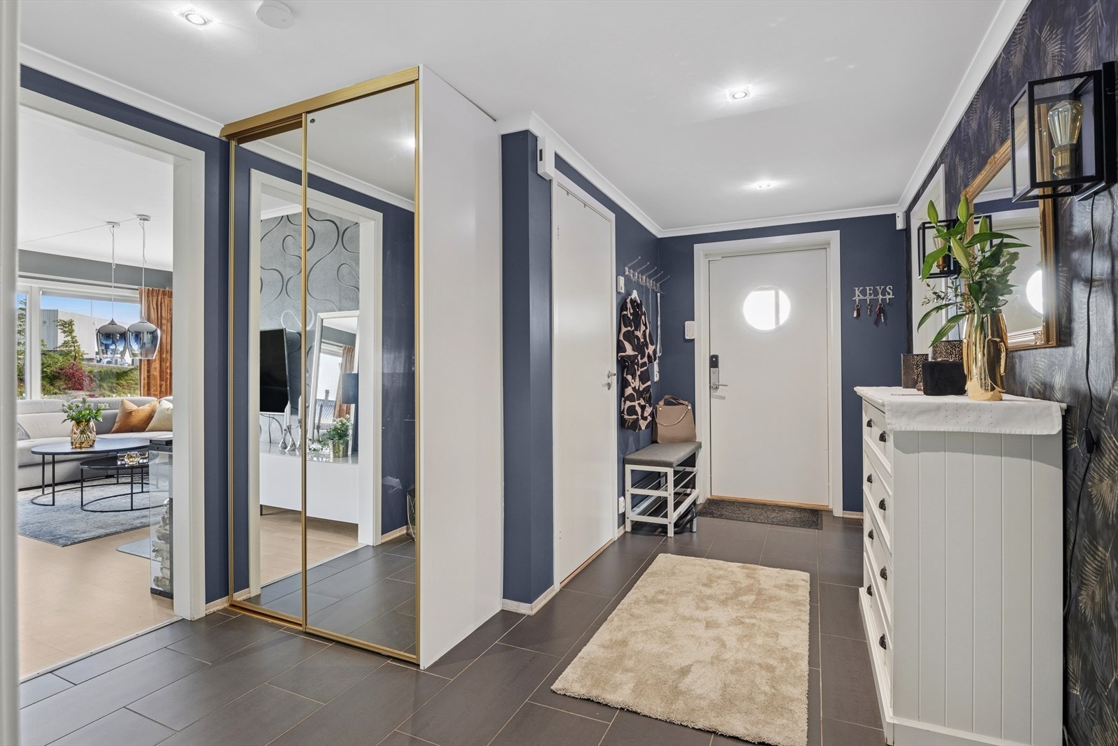 Gangen er romslig med skyvedørsgarderobe. Galleribilde