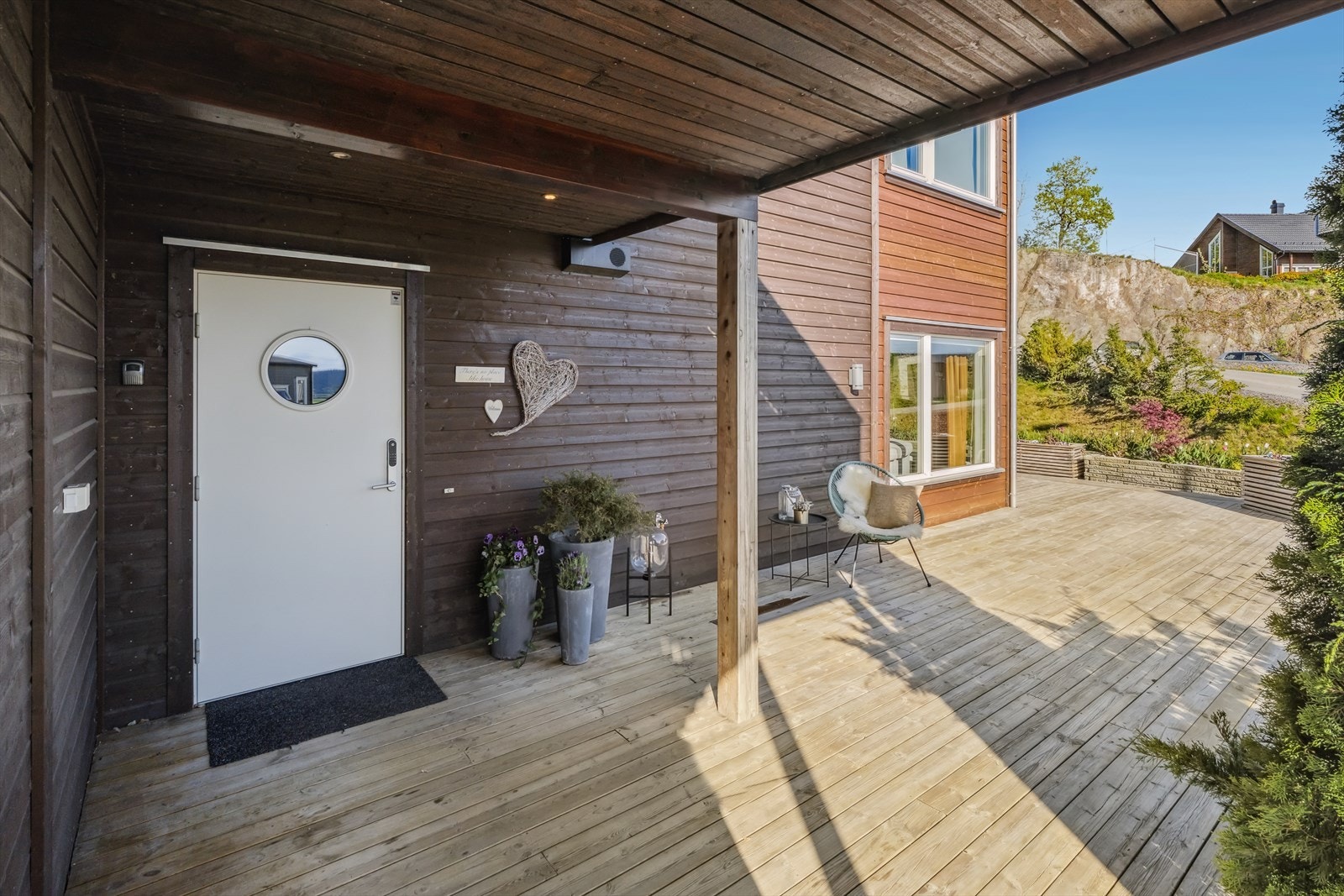Trivelig inngangsparti med praktisk takoverbygg. Galleribilde