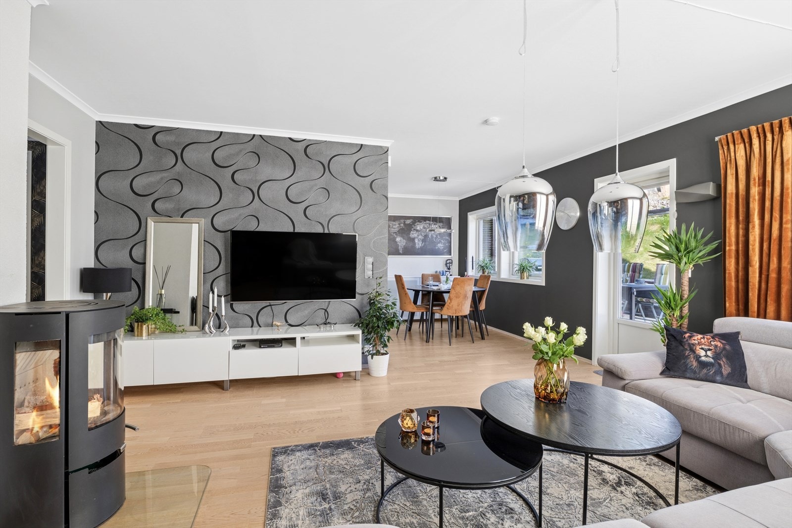 Stue og kjøkken i åpen løsning skaper en romslig og sosial arena. Galleribilde