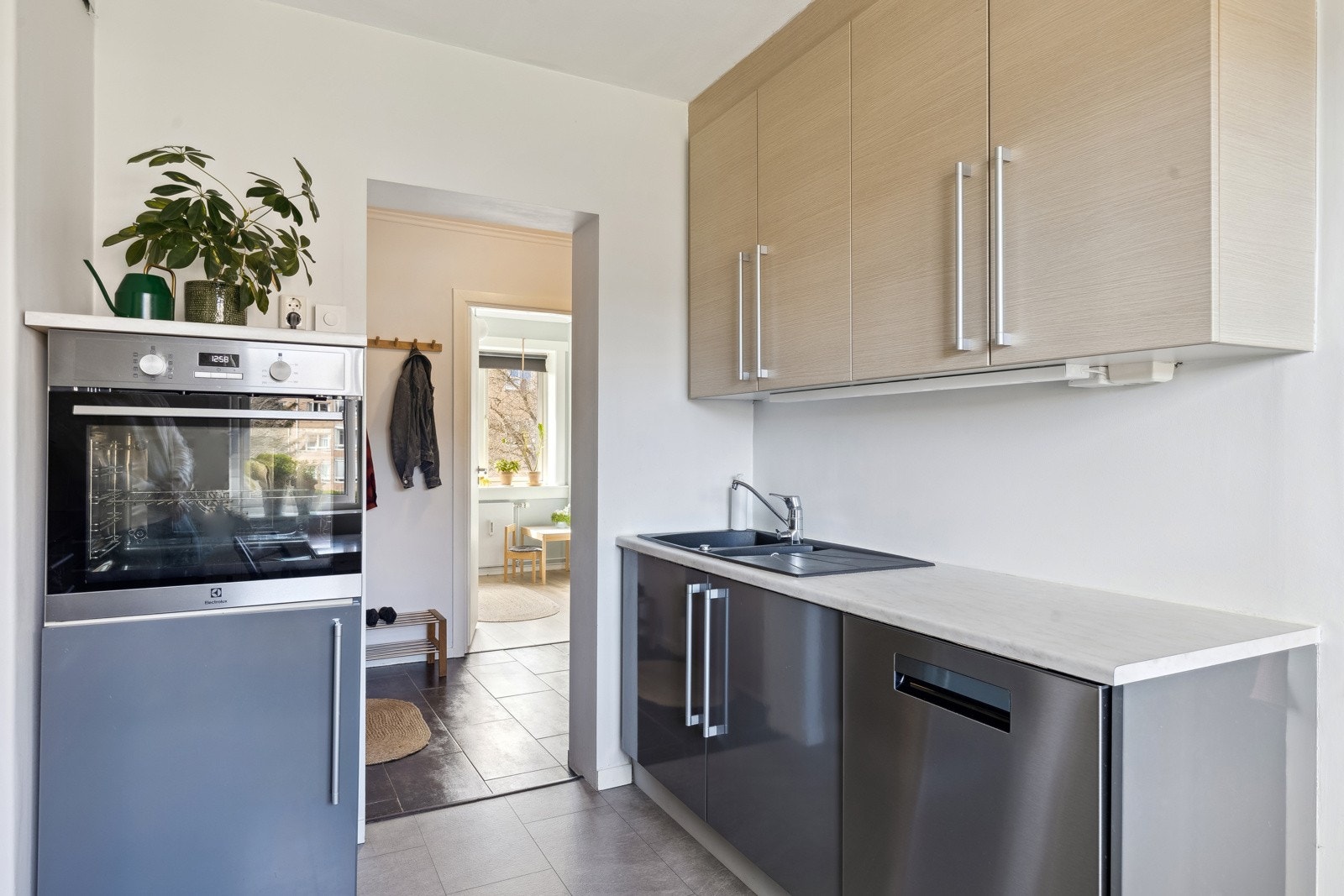 Kjøkkeninnredning med glatte fronter. Godt planlagt med mye skap- og benkeplass. Galleribilde