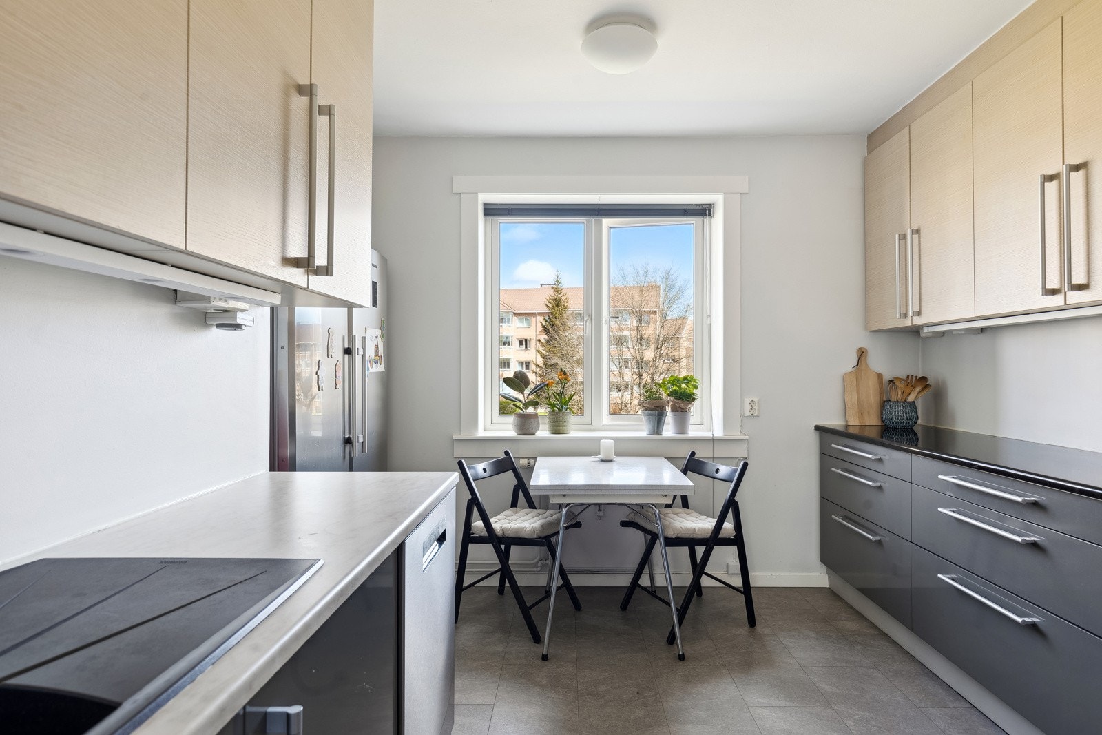 Waterguard montert. Veldig koselig med plass til kjøkkenbord ved vinduet. Galleribilde