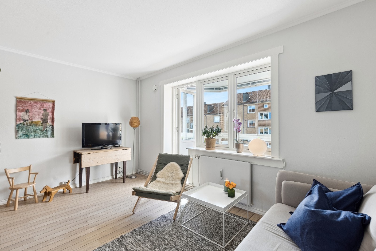 Store vindusflater og dør ut mot balkongen. Vinduer og dør skiftet i 2016 i regi av brl. Galleribilde