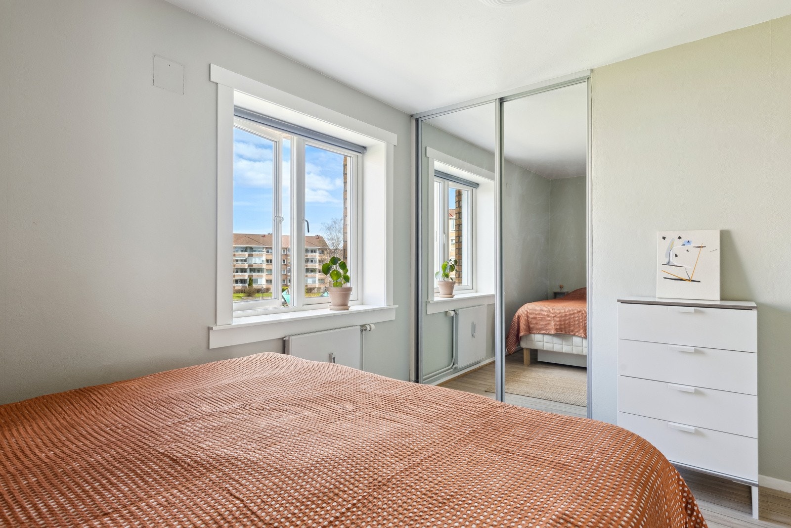 Godt med garderobeskap i hovedsoverommet. Skyvedørsgarderober og ekstra skaper. Galleribilde