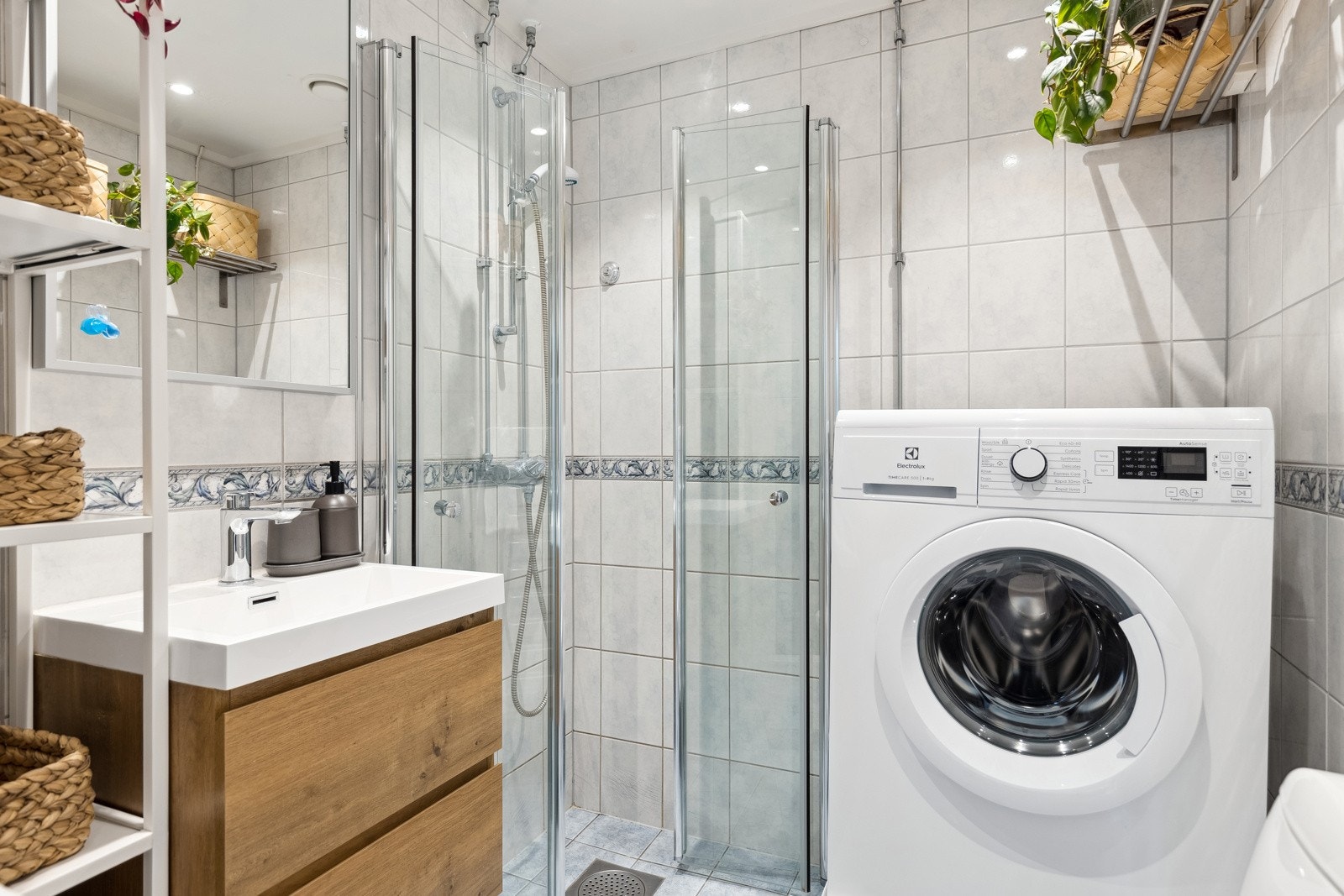 Badet er rehabilitert i regi av brl., ferdigstilt ca i 2006. Det er tidløst valg av fliser både på gulv og vegger. Varmekabler i gulv. Senket tak med downlights. Galleribilde