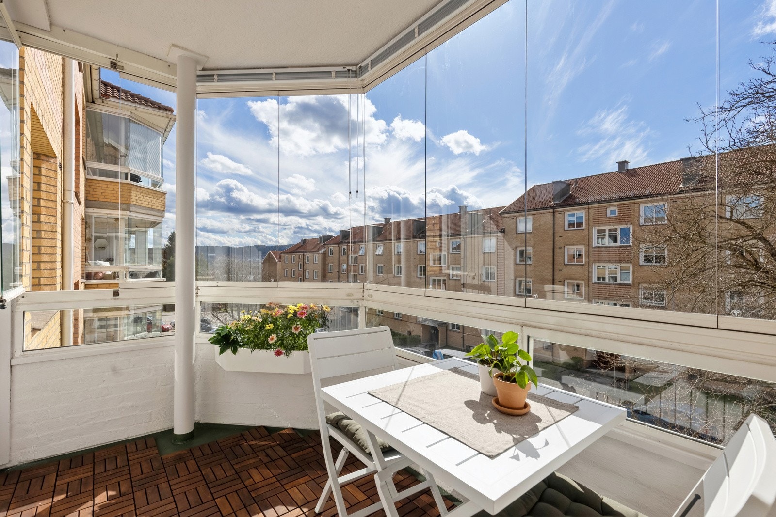 Velkommen til Kalbakkstubben 5. Ingen innsyn og flott utsikt fra balkongen helt over til Lindeberg mellom blokkene. Galleribilde