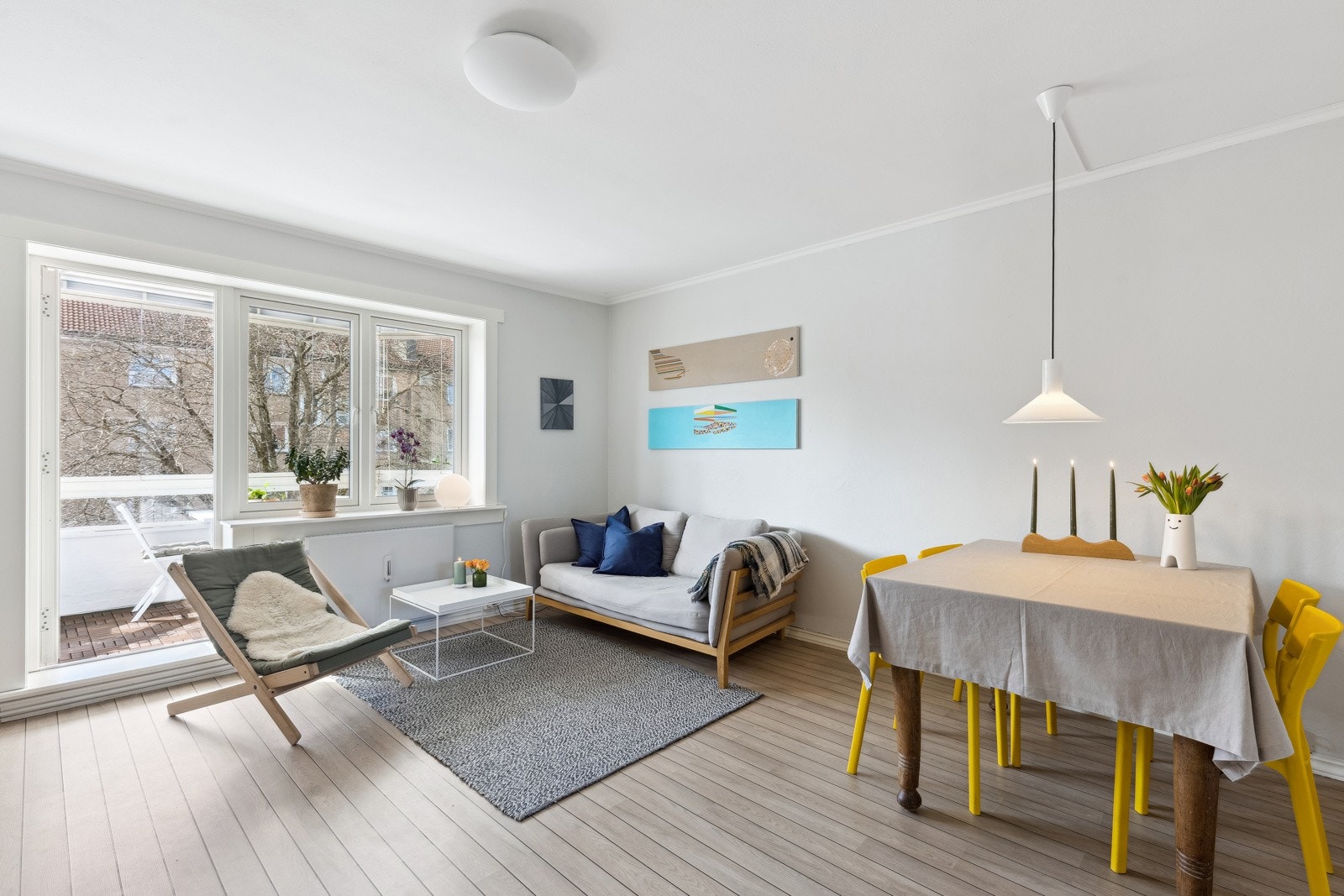 Lys stue som er lett å møblere, her kan du fint ha både salong og spisestue om du ønsker. Galleribilde