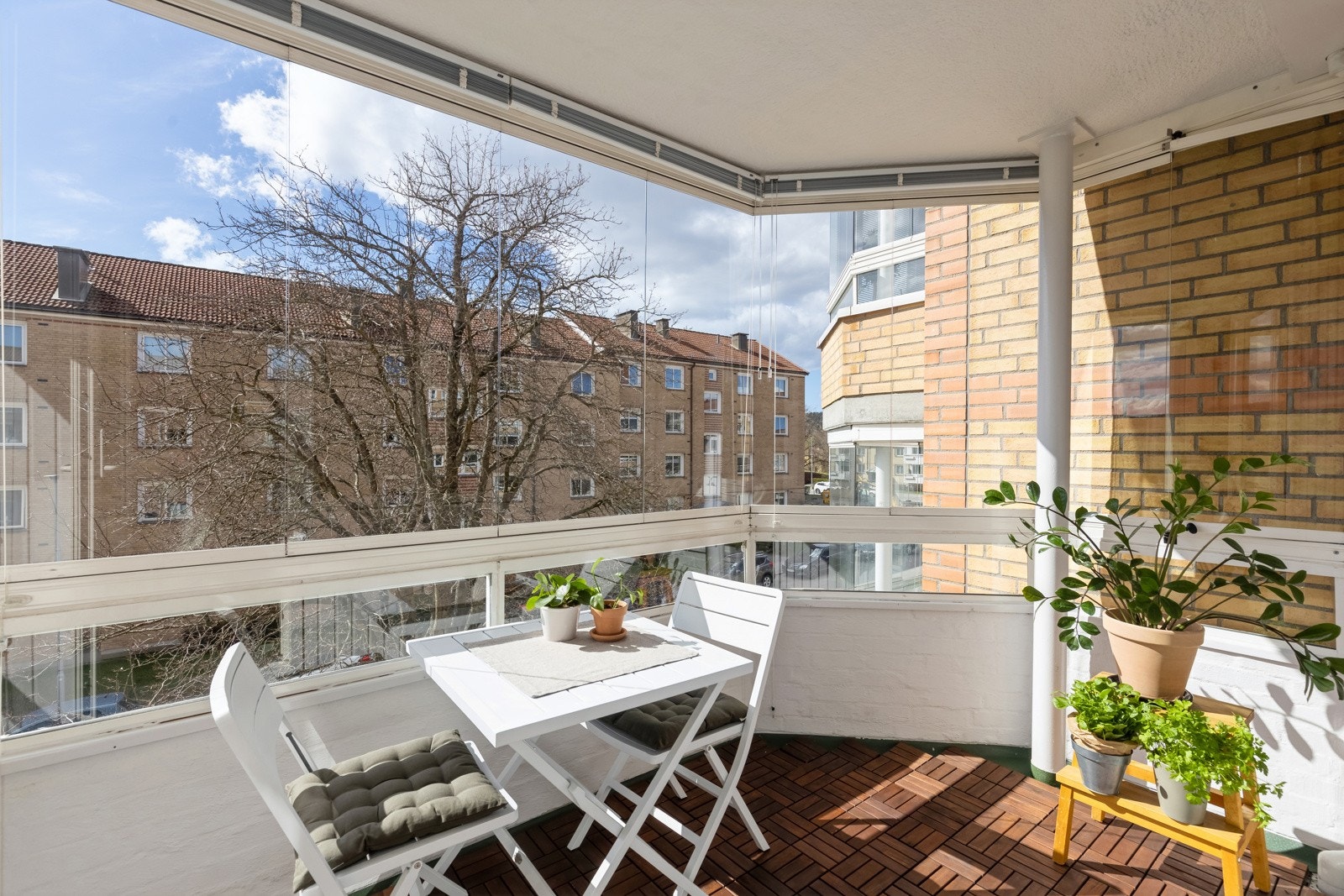 7 kvm solrik balkong med fantastisk utsikt. Lag din egen lune oase, bruk møbler og blomster og du har et ekstra "rom" for store deler av året. Galleribilde