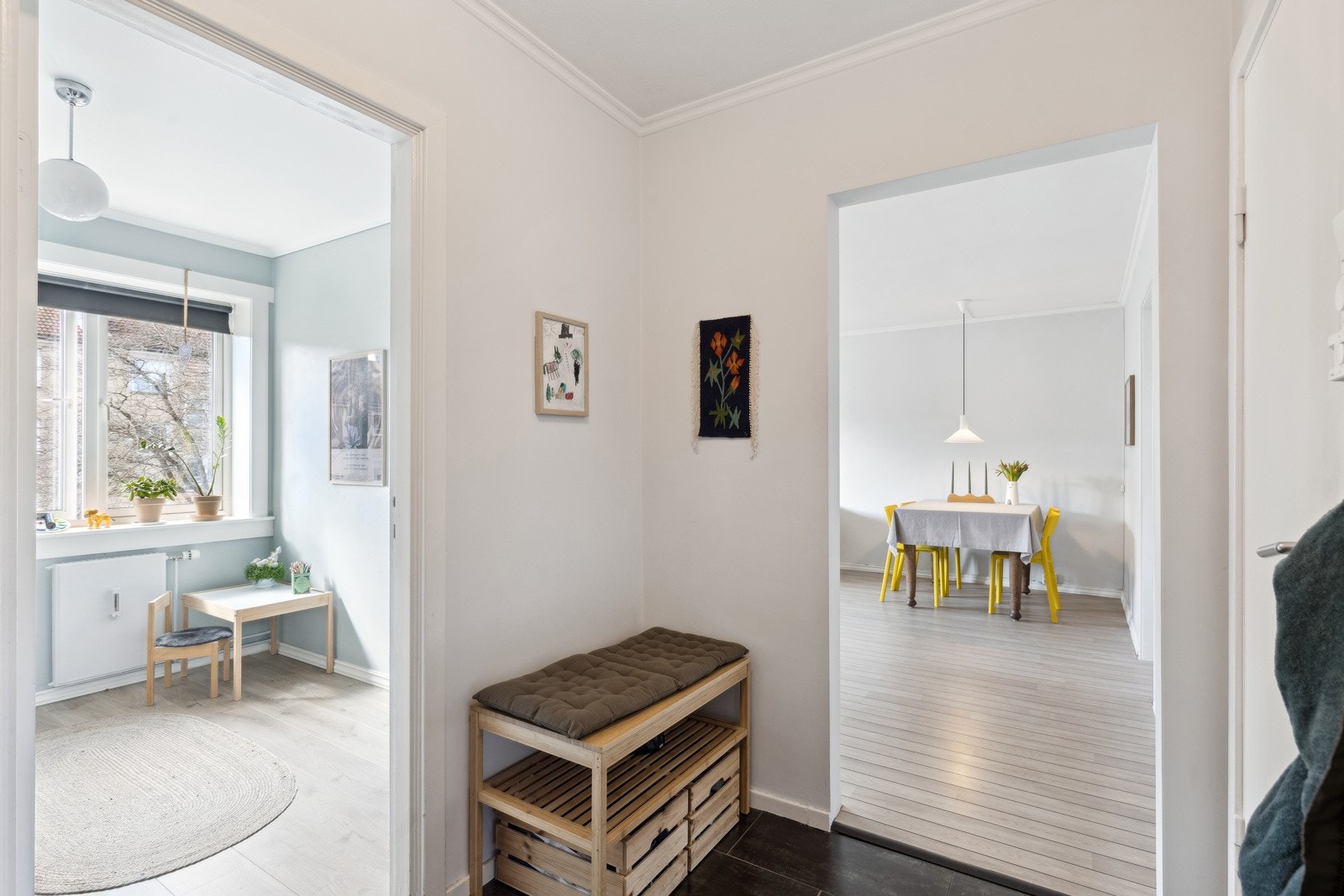 En koselig og innbydende entré som er fint til å ønske venner og familie velkommen. Ny calling med videoskjerm. Galleribilde