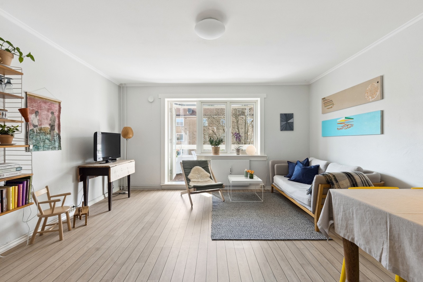 Stue med flotte lys-og solforhold. Galleribilde