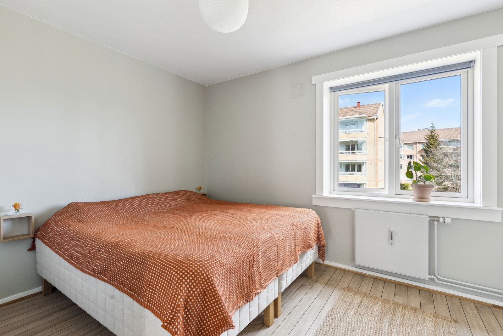 Stemningsfullt og lunt hovedsoverom med vindu ut mot grøntområder. God plass til dobbelseng med tilhørende møblement. Galleribilde