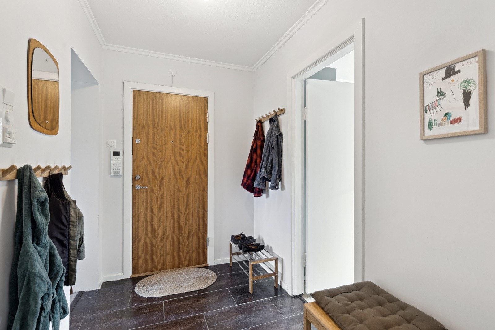 Entré med calling med videoskjerm, isolert hoveddør. God plass til garderobe. Galleribilde