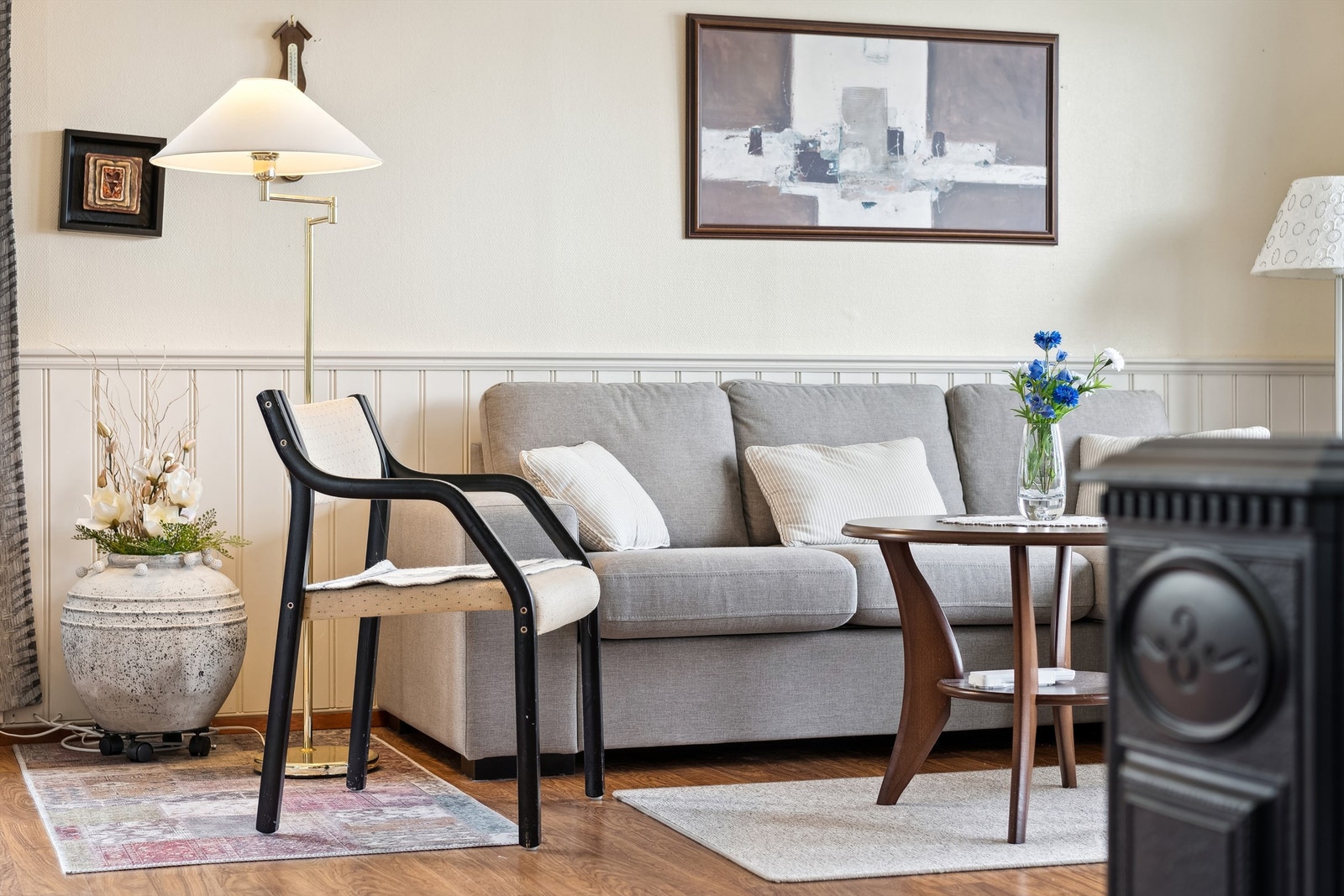 Stuen har store vindusflater slipper inn rikelig med naturlig lys og bidrar til en lys og trivelig atmosfære. Galleribilde