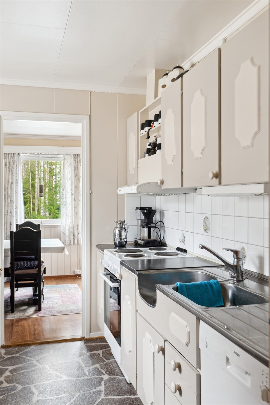 Det er opplegg for oppvaskmaskin, samt ventilator montert over komfyrplass. Galleribilde