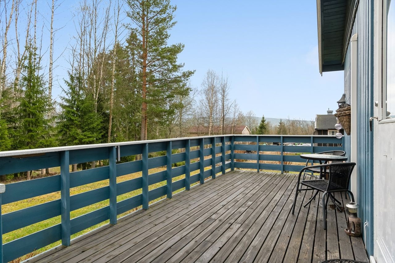 Utgang fra stuen til romslig terrasse. Galleribilde