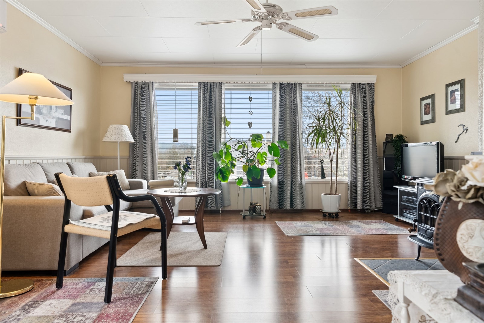 Boligens overflater består av gulvflater med laminat, teppebelegg og vinylbelegg. Veggene er kledd med tapet, trefiberpanel og trepanel. Himlingene har malte himlingsplater. Galleribilde