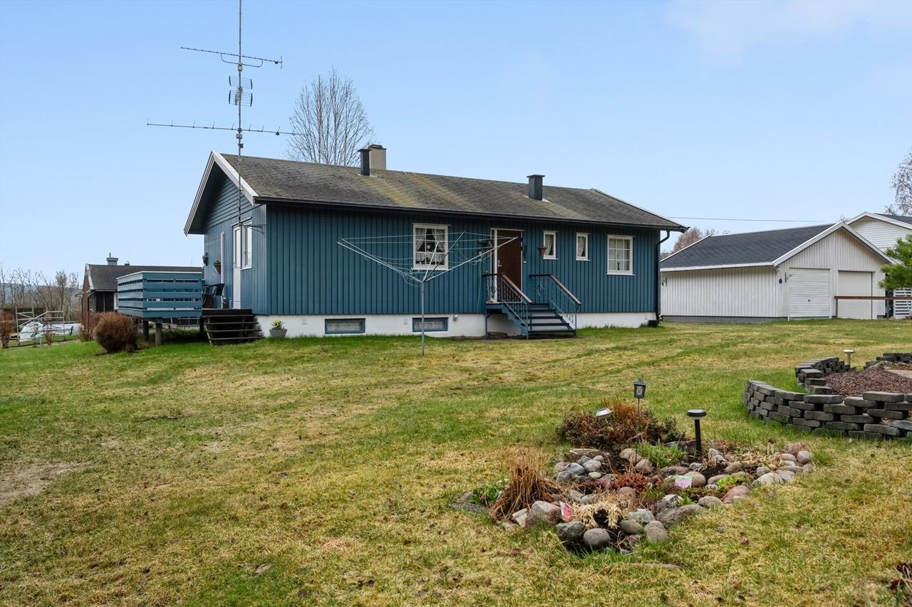 Boligen ligger på en romslig og pent opparbeidet tomt, med gode solforhold og trivelig uteområde. Galleribilde