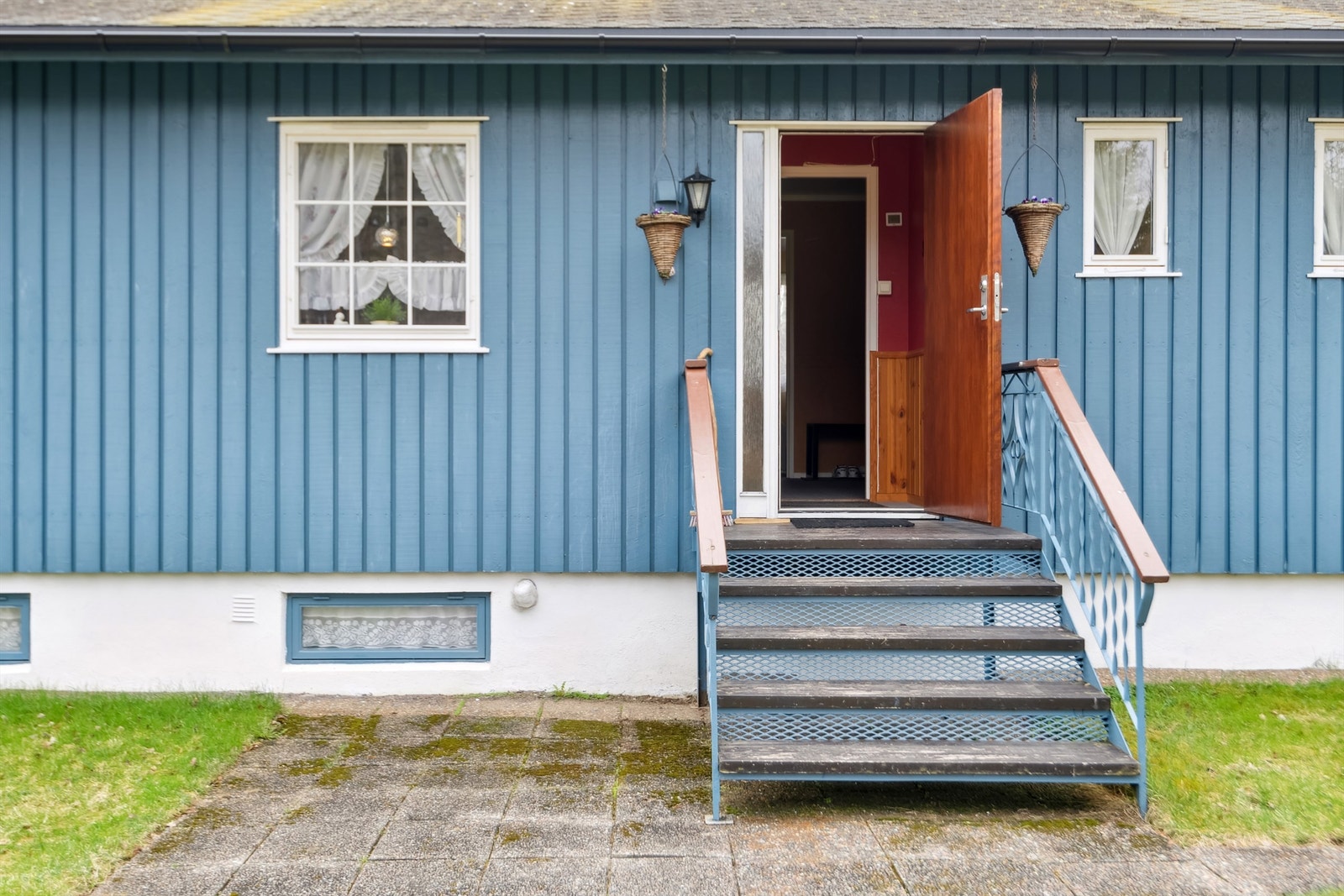 Boligen er over en etasje med kjeller og fremstår som godt vedlikehold med en praktisk planløsning. Galleribilde