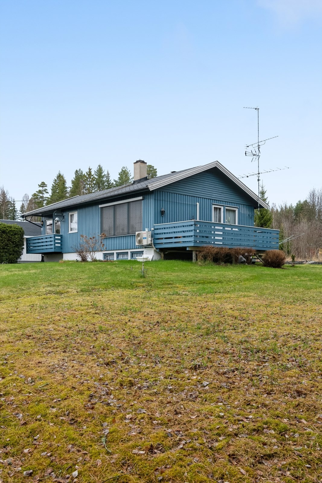 Romslig tomt med gode lys og solforhold Galleribilde