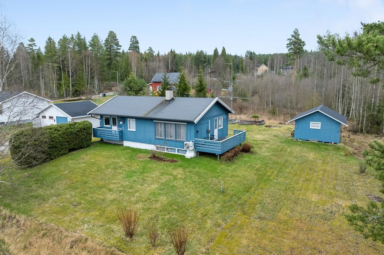 Velholdt enebolig fra 1976, beliggende i naturskjønne omgivelser med kort kjørevei til Flisa. Galleribilde