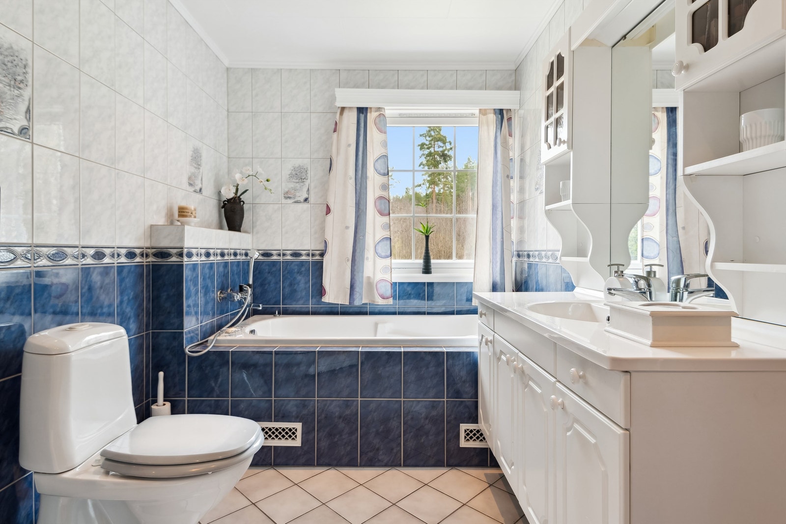 Badet er opprinnelig fra byggeåret, men fremstår som renovert i senere tid. Det har flislagte gulv og vegger, himlingsplater i taket og elektrisk gulvvarme. Galleribilde