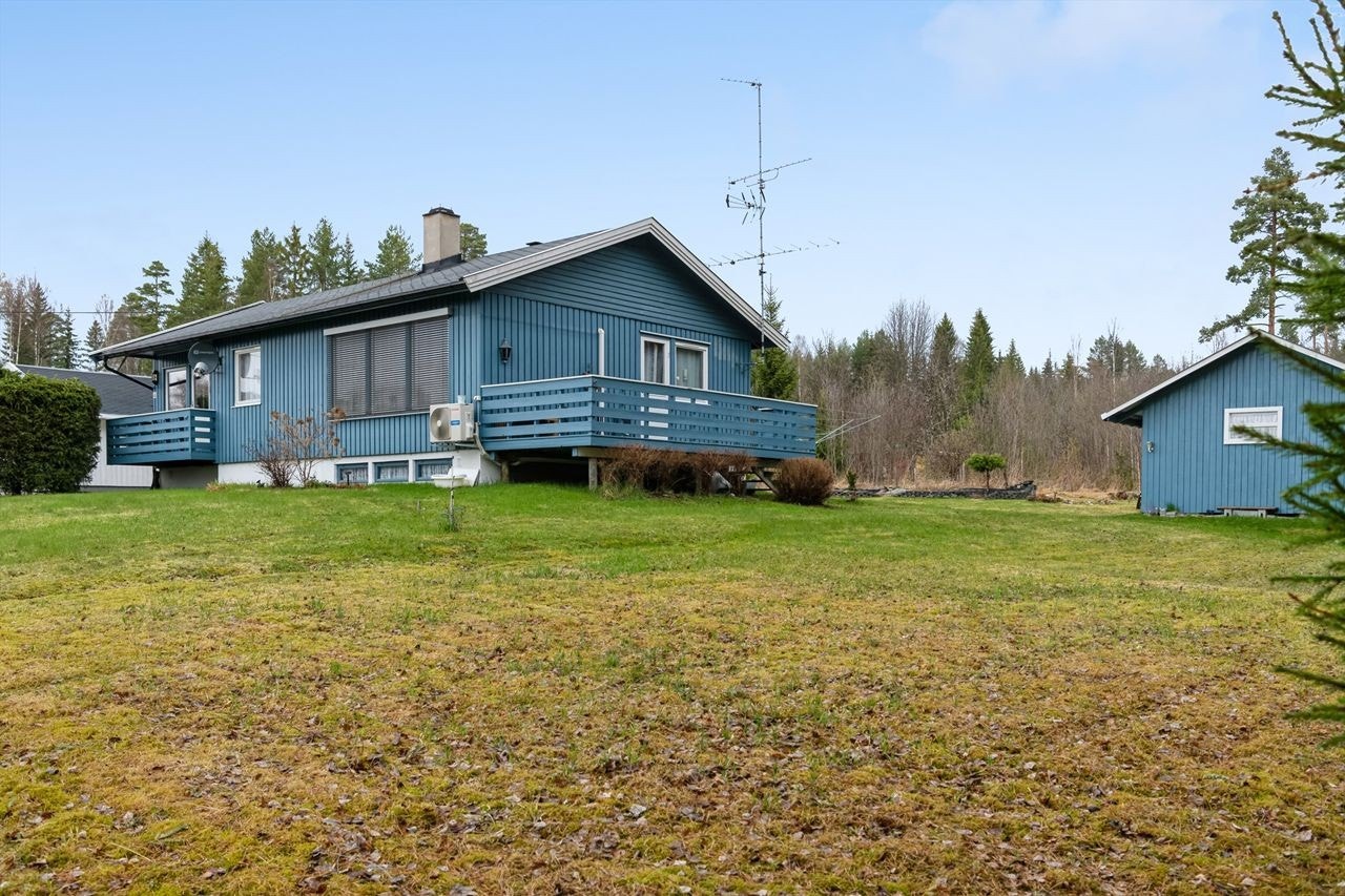 På tomten er det oppført et frittstående uthus og i tillegg halvpart av dobbelgarasje. Galleribilde