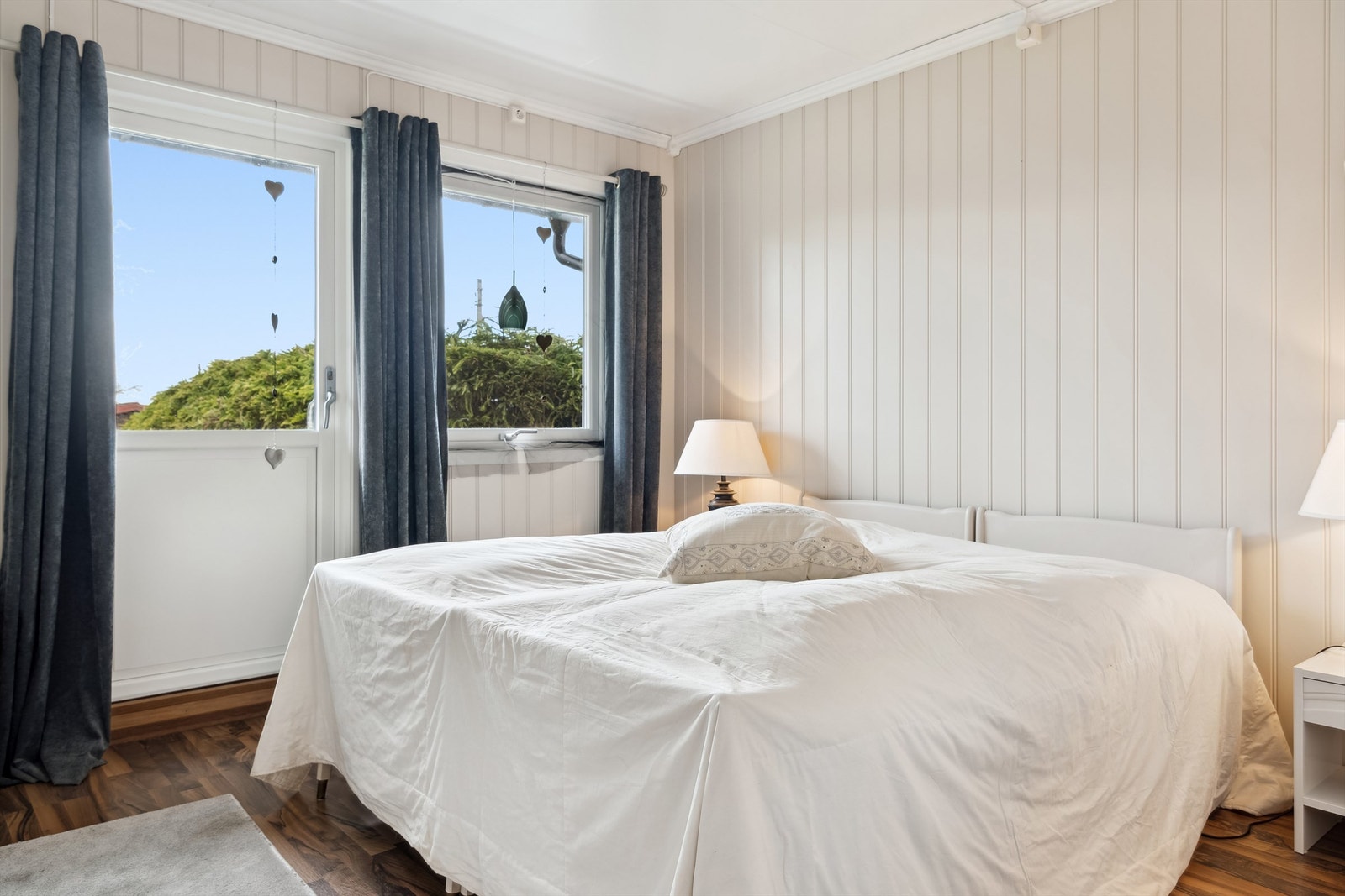 Hovedsoverommet har egen utgang til luftebalkong og er innredet med skyvedørsgarderobe. Galleribilde